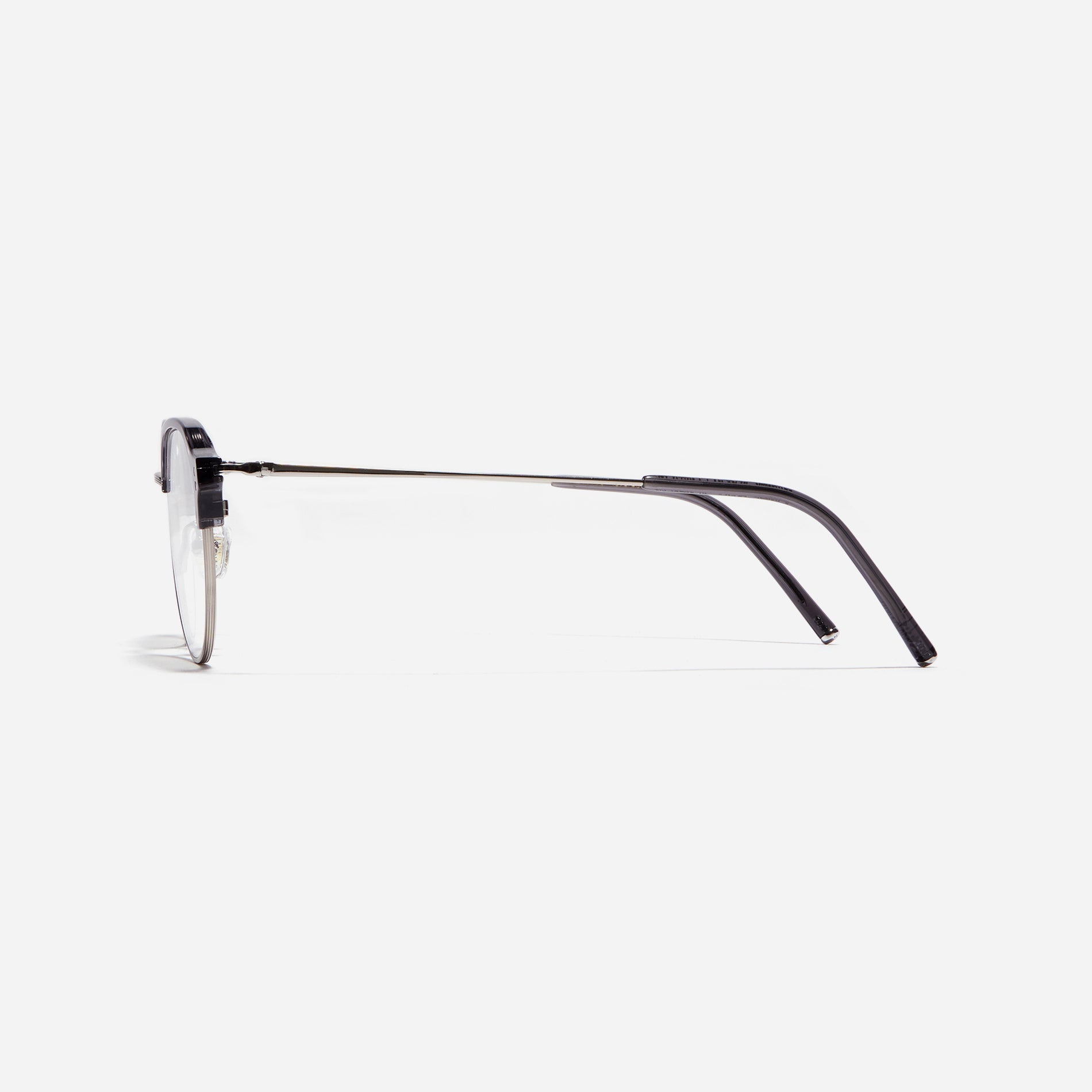 Polygonal-shaped gold-rimmed eyeglasses. The frame, constructed from bioplastic and titanium, seamlessly merges exceptional durability with an ultra-lightweight build, while stylish nose bridge lining details enhance the overall design. The B-titanium temples deliver a lightweight and comfortable fit, guaranteeing prolonged wear without any discomfort.