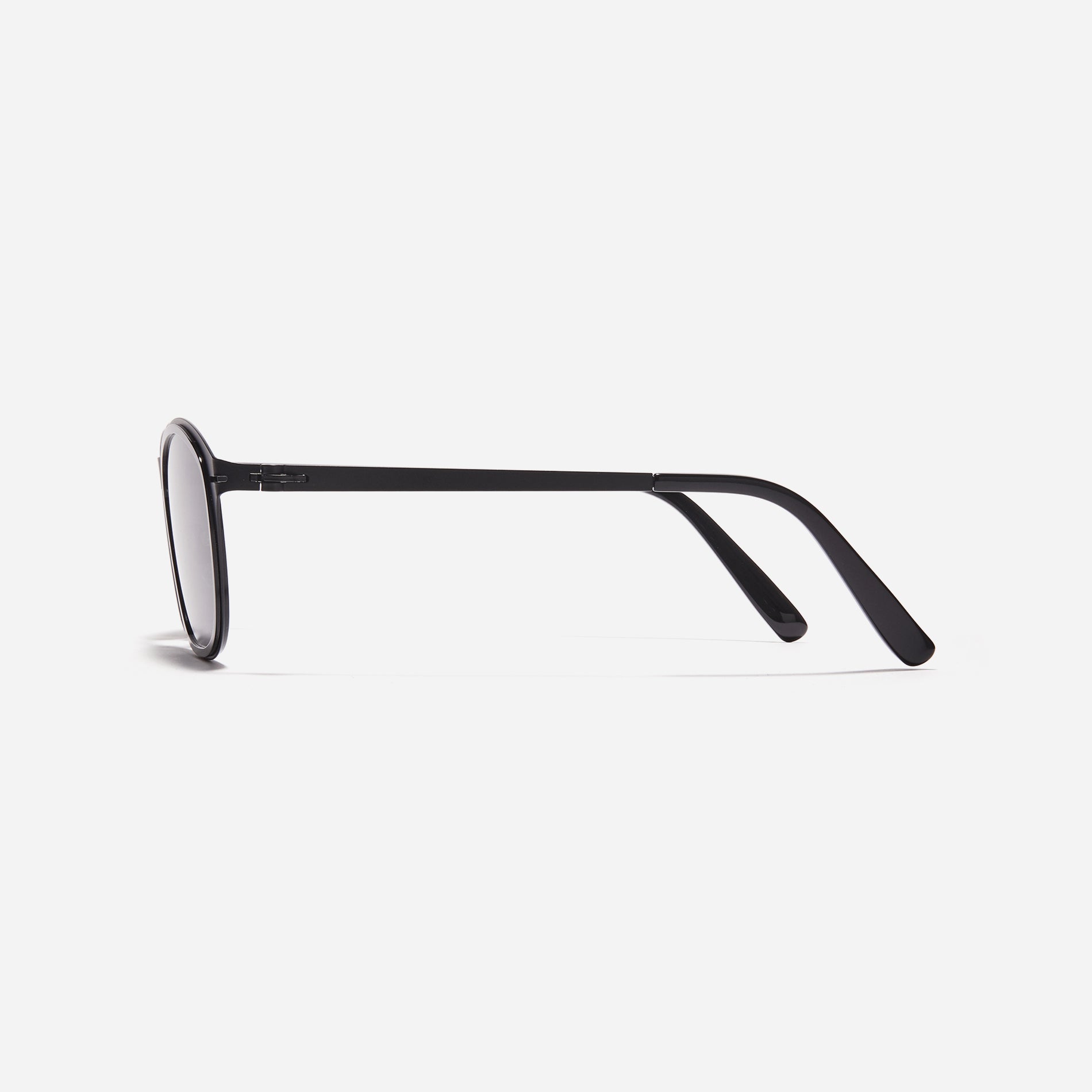 Square-shaped combination sunglasses from the POLARIZED line. With delicate acetate rims, metal temples, and patented screwless hinges, they ensure both durability and comfort. Borgarde features polarized lenses that block UV rays and reduce glare, providing clear vision for outdoor activities.