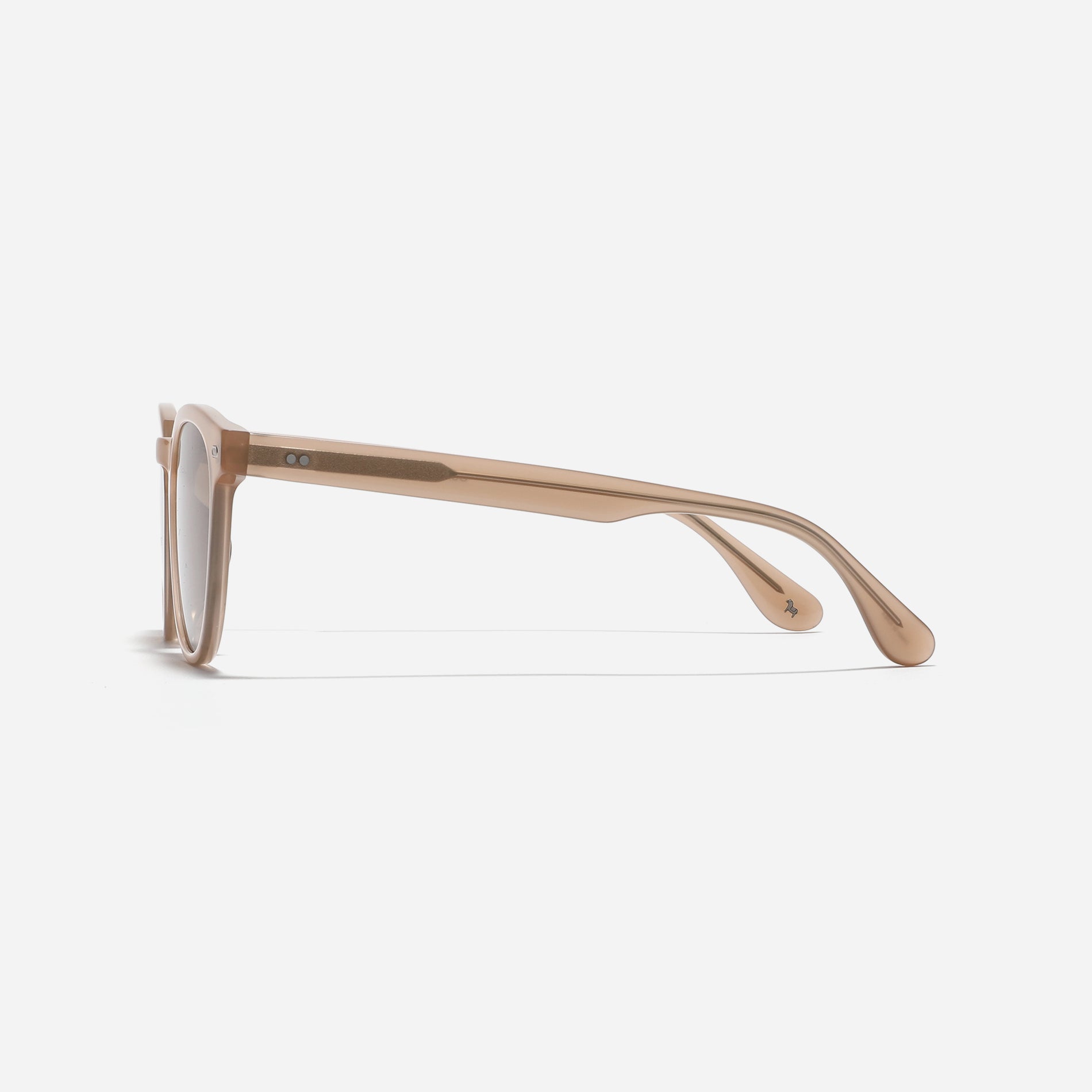 Round-shaped sunglasses from the Forest Line. With their soft form and stylish square frame, Connie offer a versatile and fashionable option for everyday wear, especially appealing to those new to sunglasses.