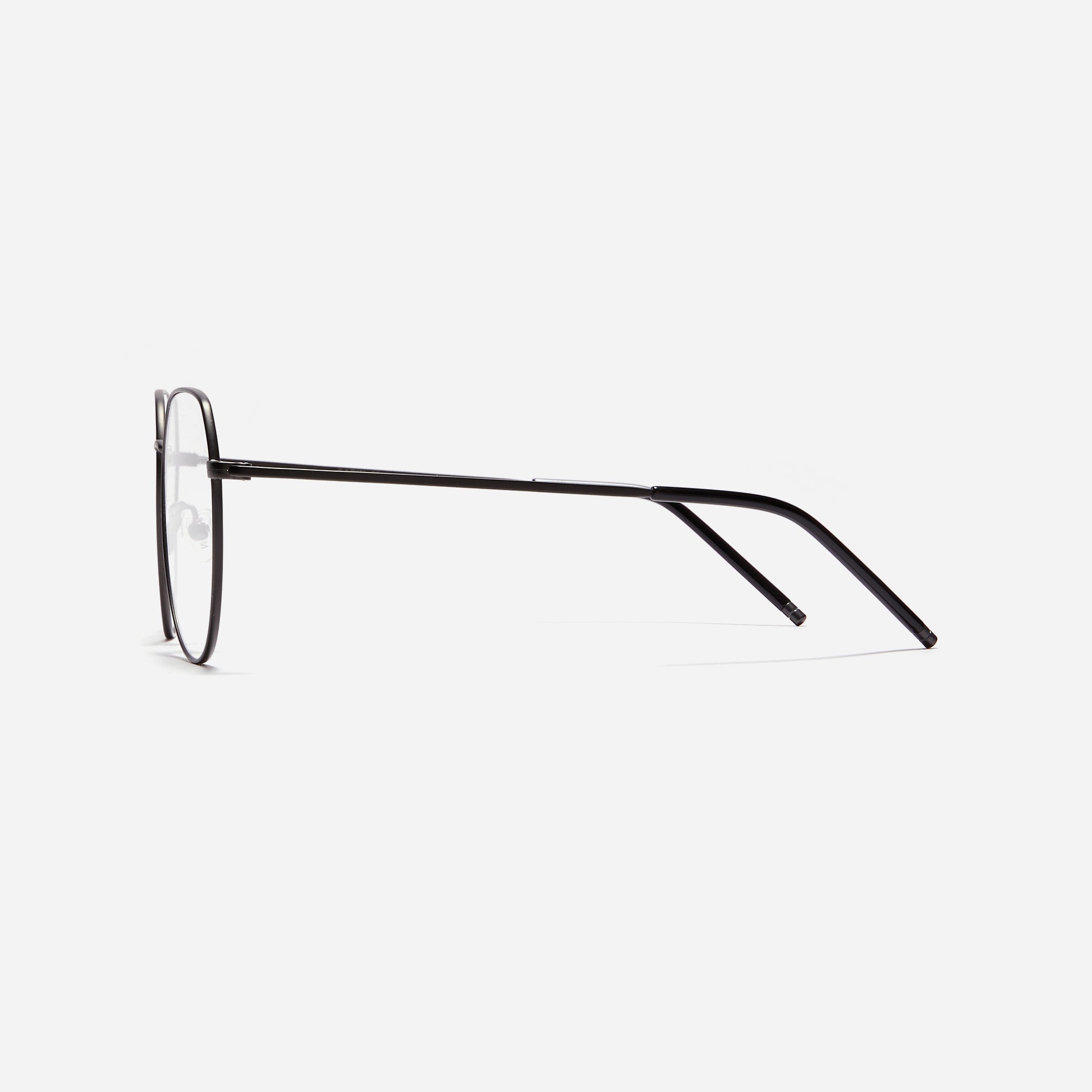 Boeing-style oversized eyeglasses crafted entirely from titanium for a lighter and more comfortable fit. With classic color options and frame design, these eyeglasses offer a retro style that effortlessly complements one's look.