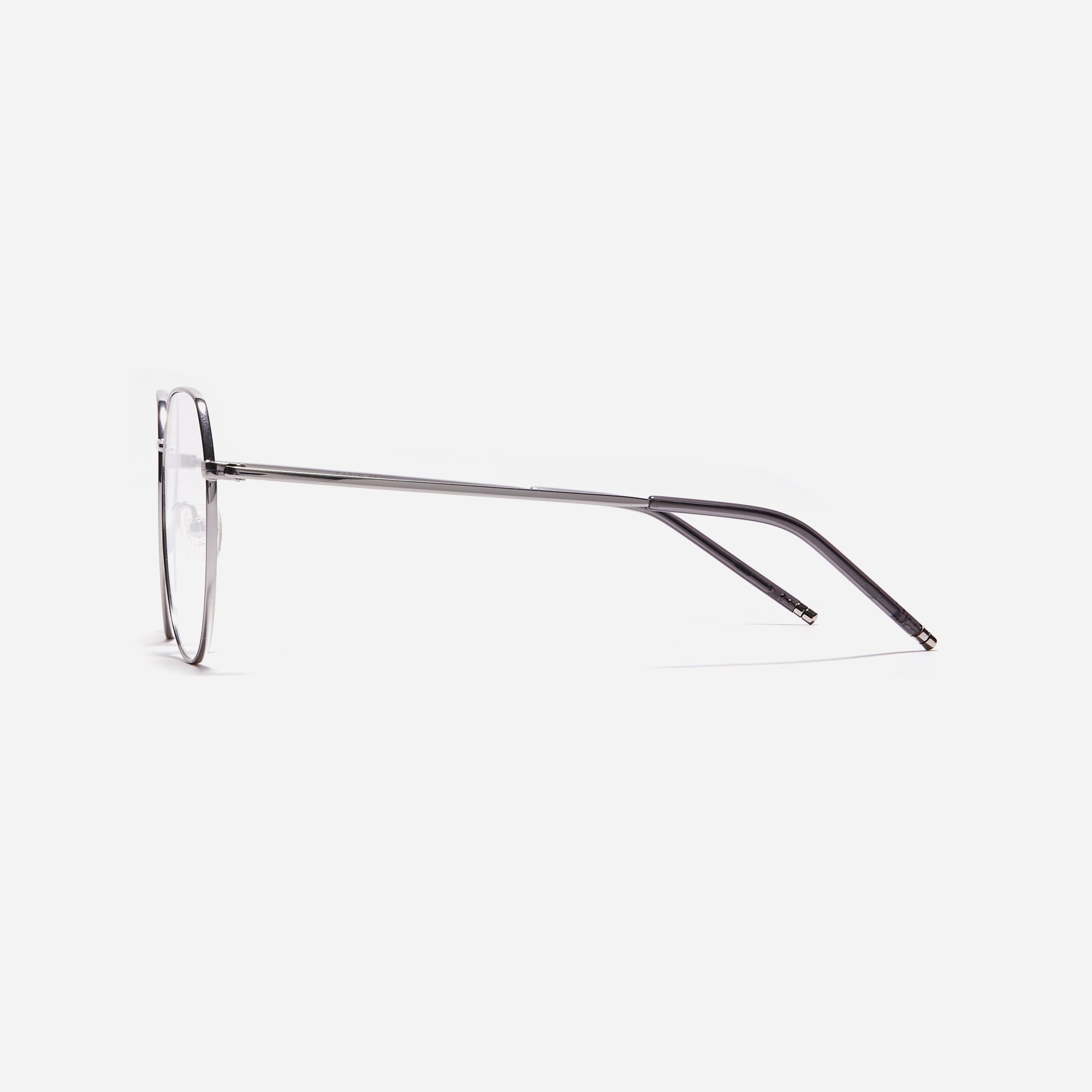 Boeing-style oversized eyeglasses crafted entirely from titanium for a lighter and more comfortable fit. With classic color options and frame design, these eyeglasses offer a retro style that effortlessly complements one's look.