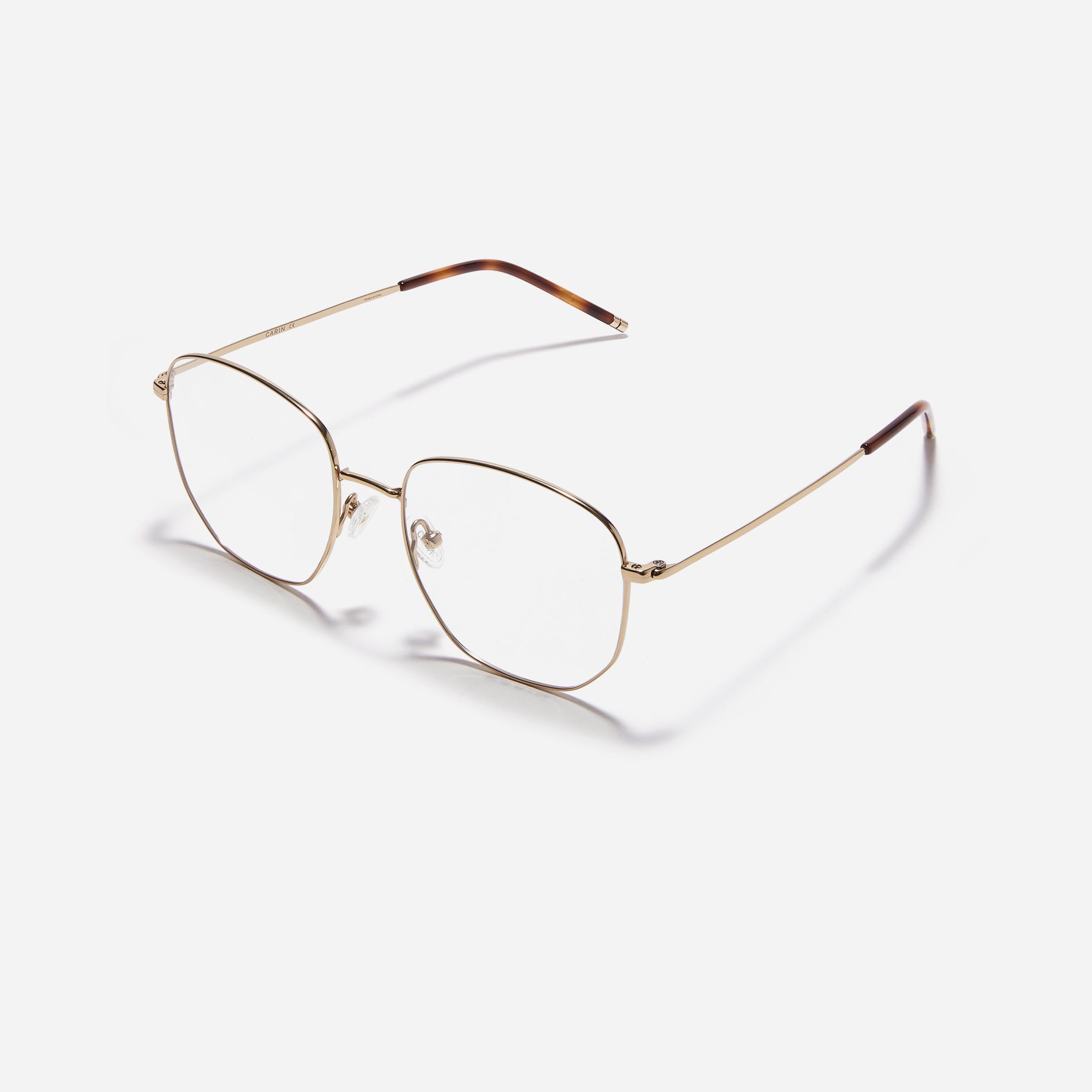 Square-shaped Boeing-style oversized eyeglasses crafted entirely from titanium for a lighter and more comfortable fit. With classic color options and frame design, these eyeglasses offer a retro style that effortlessly complements one's look.