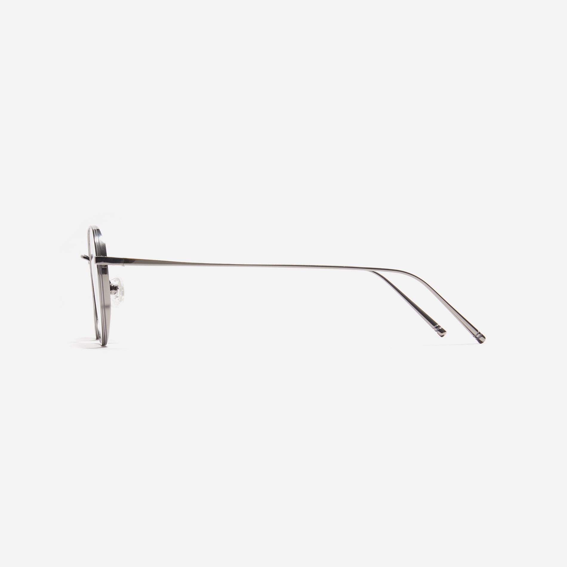 Gus H are hexagonal-shaped, full-metal eyeglasses with a dual-rim structure designed to accommodate thicker, high-prescription lenses. Both the frame and temples are made of pure titanium, ensuring a lightweight and comfortable fit.