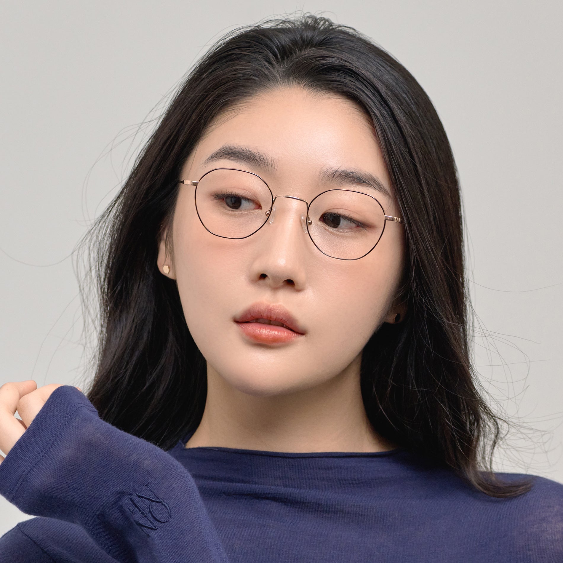 Hexagonal-shaped, full-metal eyeglasses with a dual-rim structure designed to accommodate thicker, high-prescription lenses. Both the frame and temples are made of pure titanium, ensuring a lightweight and comfortable fit.