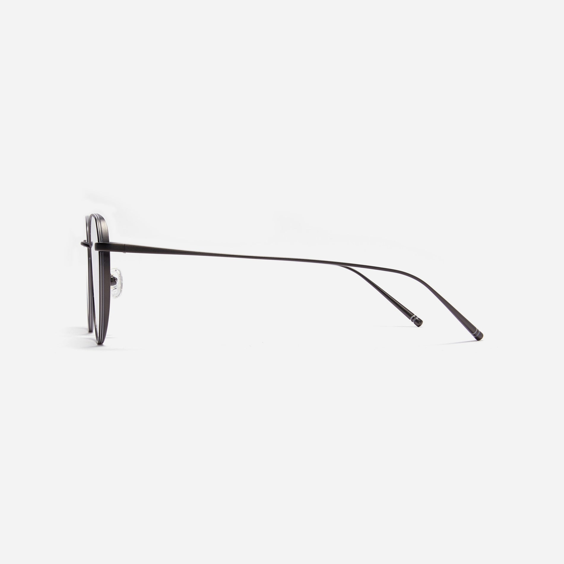 Polygonal-shaped, full-metal eyeglasses with a dual-rim structure designed to accommodate thicker, high-prescription lenses. Both the frame and temples are made of pure titanium, ensuring a lightweight and comfortable fit.