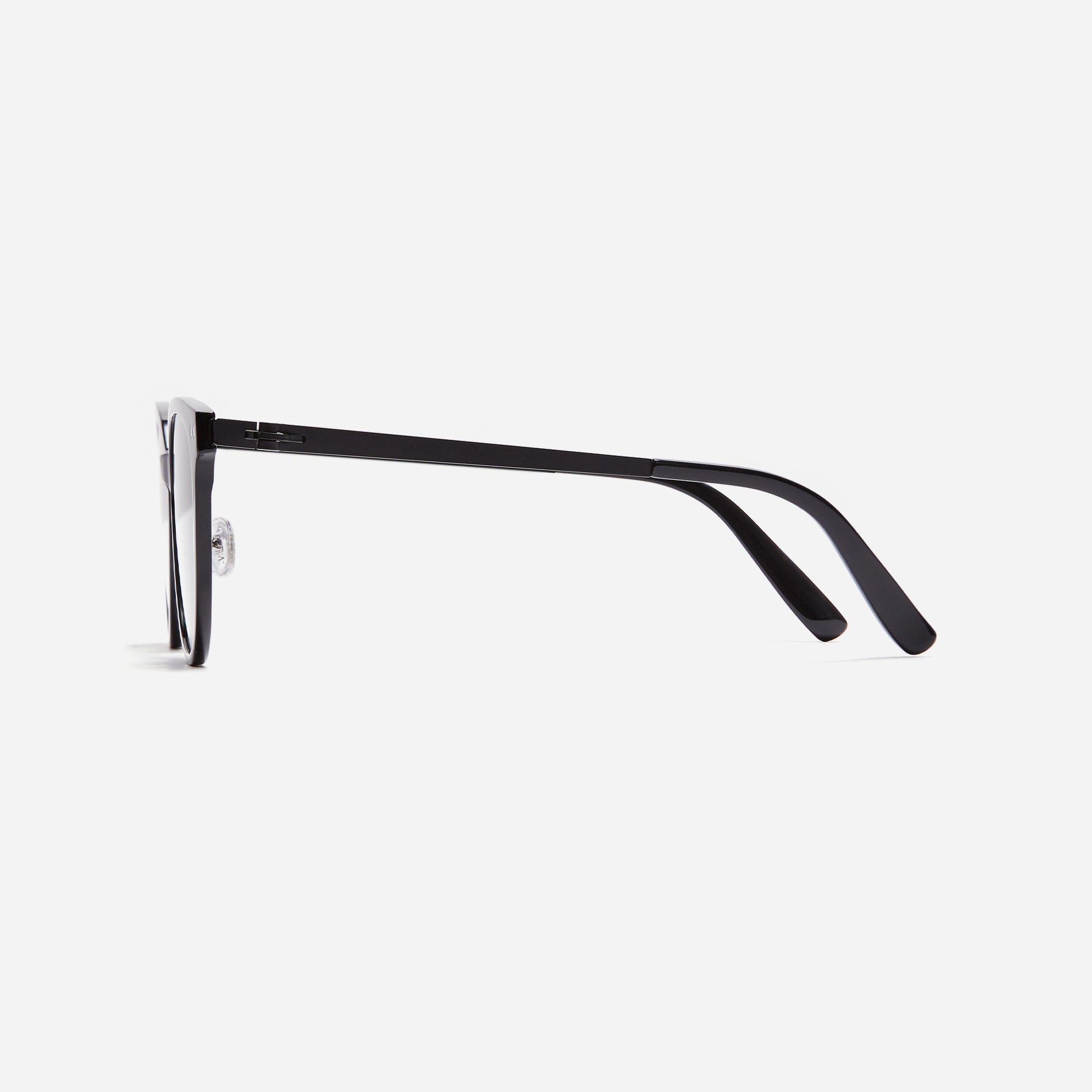 Round-shaped polarized sunglasses, representing CARIN’s POLARIZED line. Crafted from lightweight and durable bio-plastic to prevent slipping.