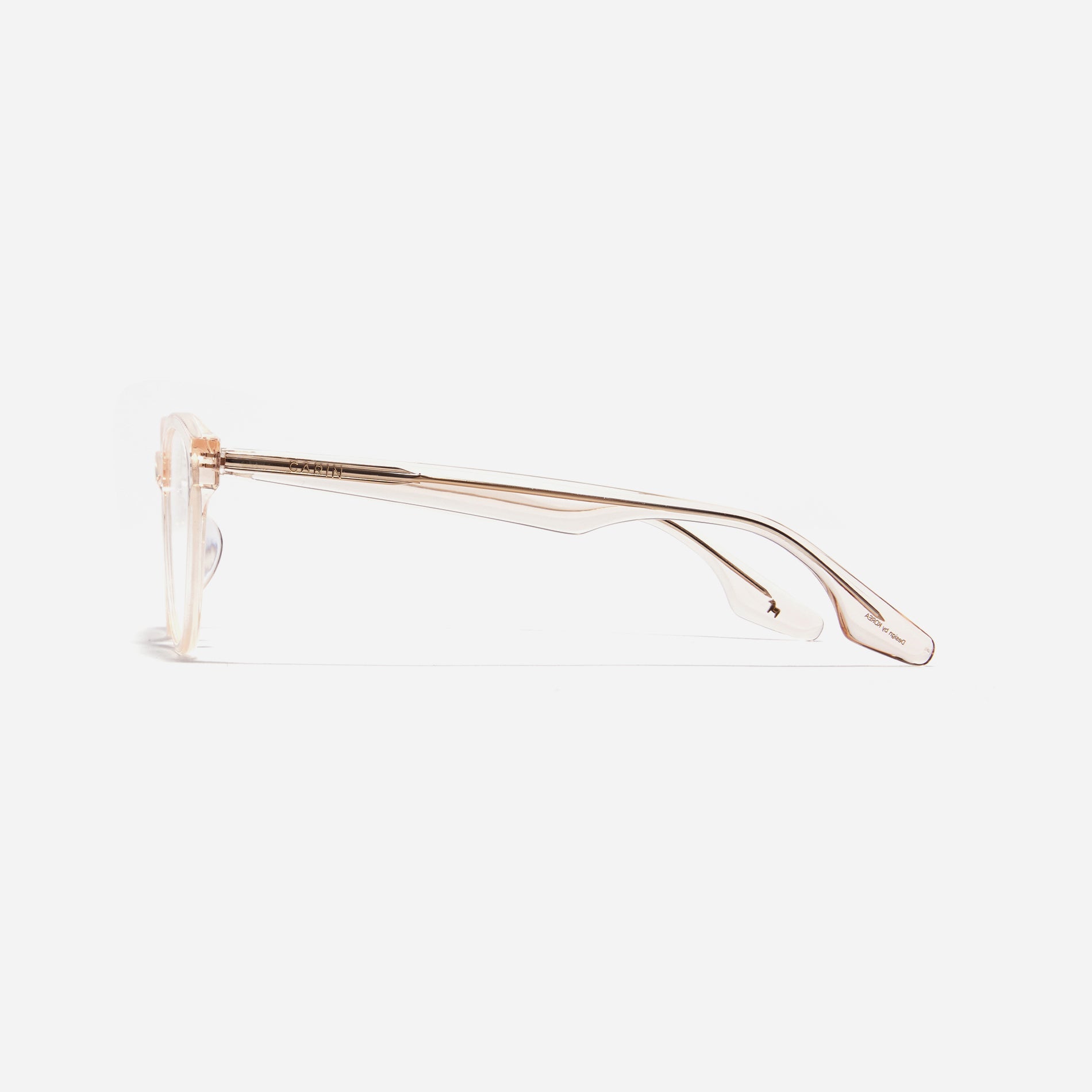 Lucy are cat-eye horn-rimmed eyeglasses showcasing a contemporary reinterpretation of retro aesthetics. Their eye-catching design and various color options offer a trendy look, harmonizing seamlessly with the natural lines of the face.