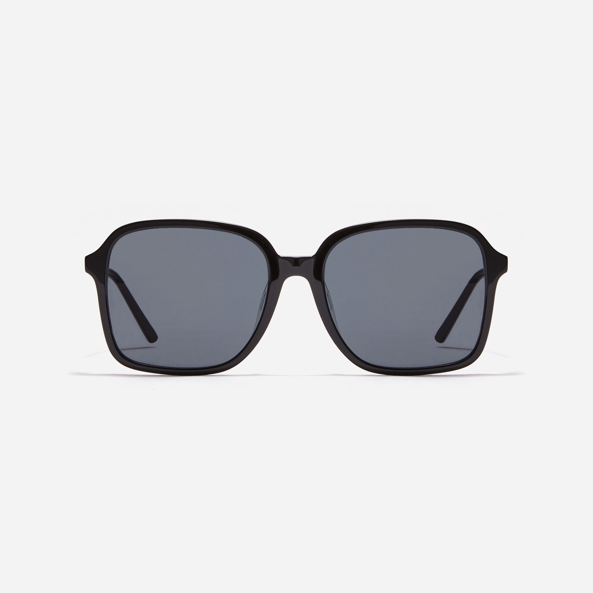 Square-shaped combination sunglasses featuring an oversized retro frame and stylish color variaions.