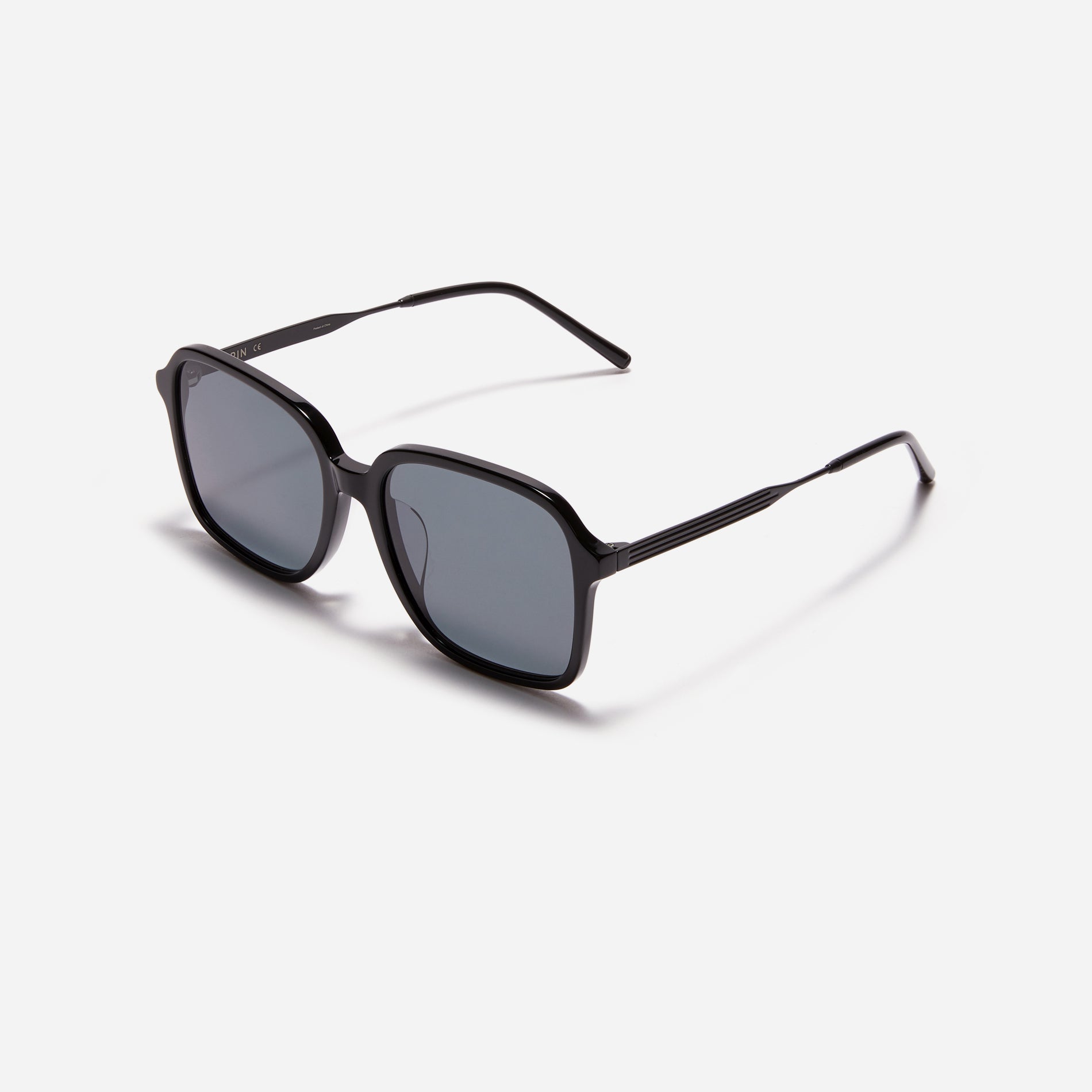Square-shaped combination sunglasses featuring an oversized retro frame and stylish color variaions.