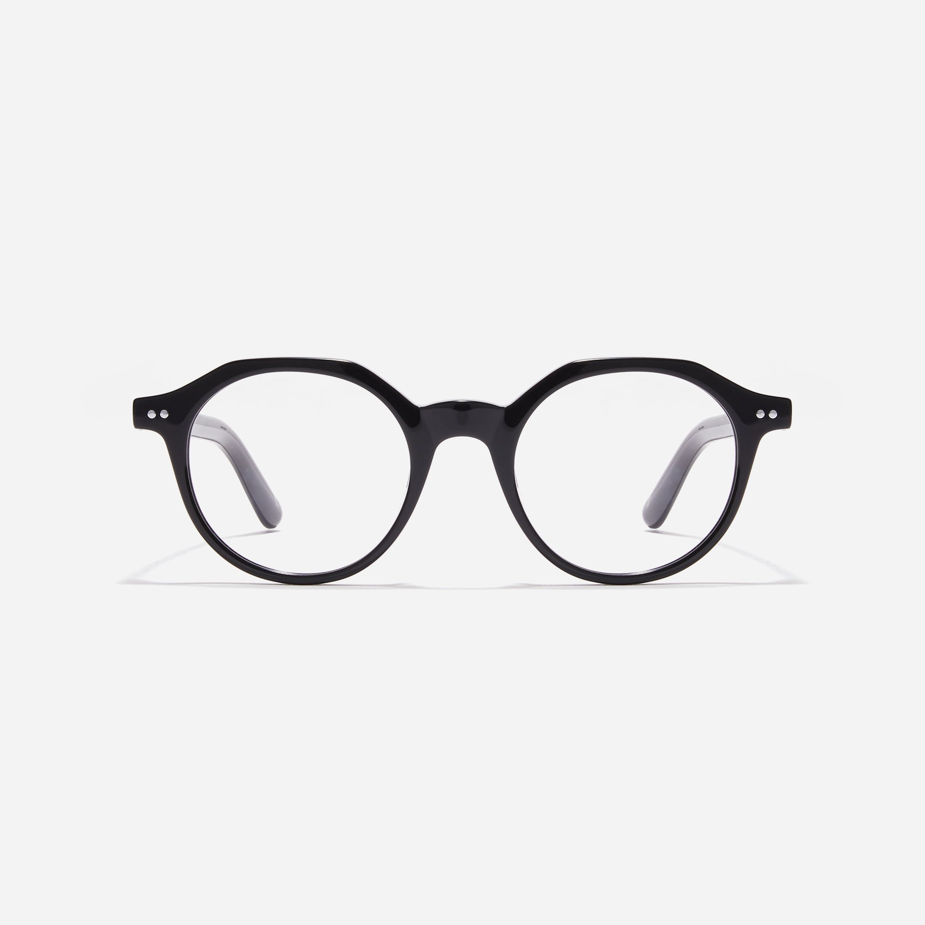 Polygon-shaped horn-rimmed eyeglasses. Embodying a modern reinterpretation of '90s retro vibes, their design is created for effortless styling.