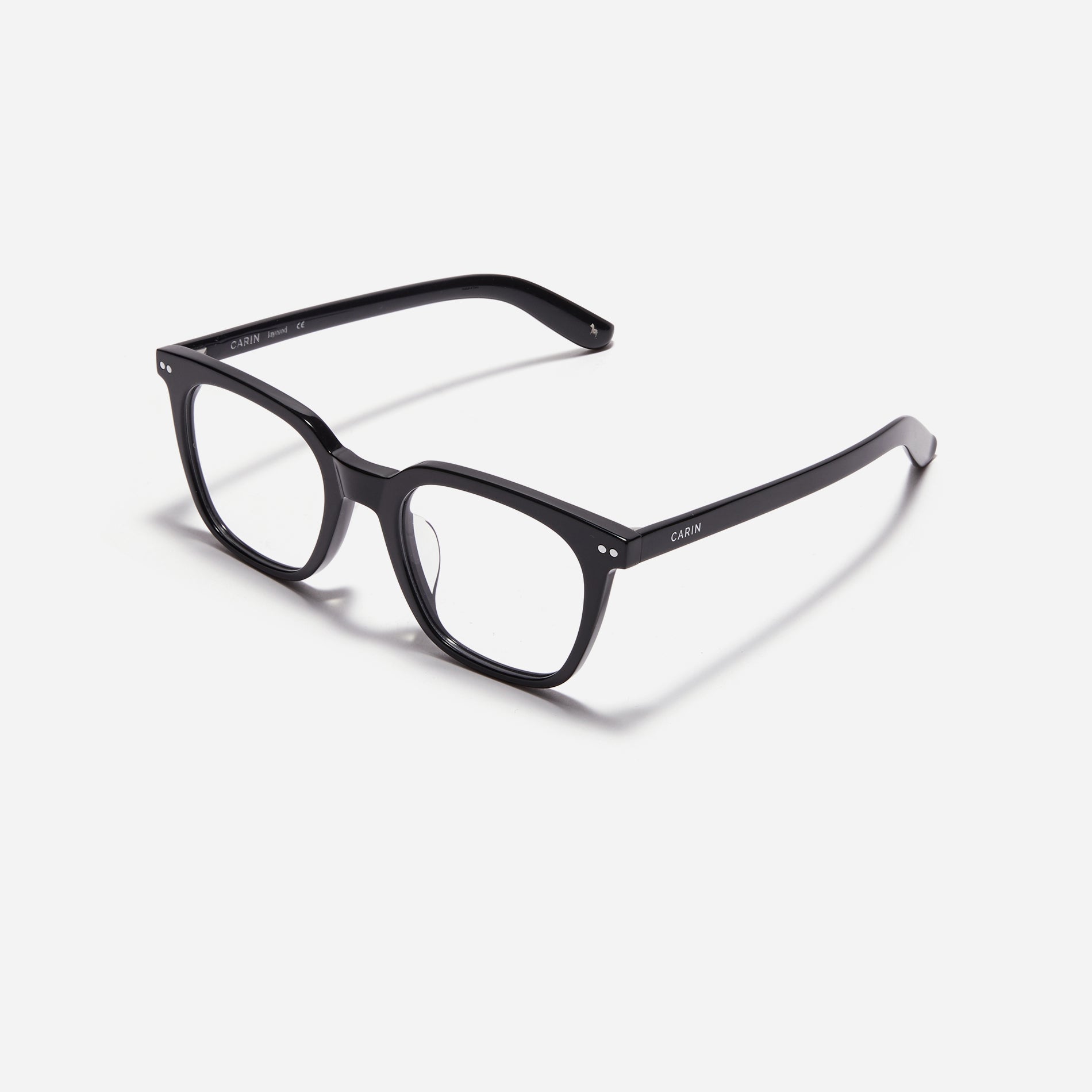 Square-shaped horn-rimmed eyeglasses. Embodying a modern reinterpretation of '91s retro vibes, their design is created for effortless styling.