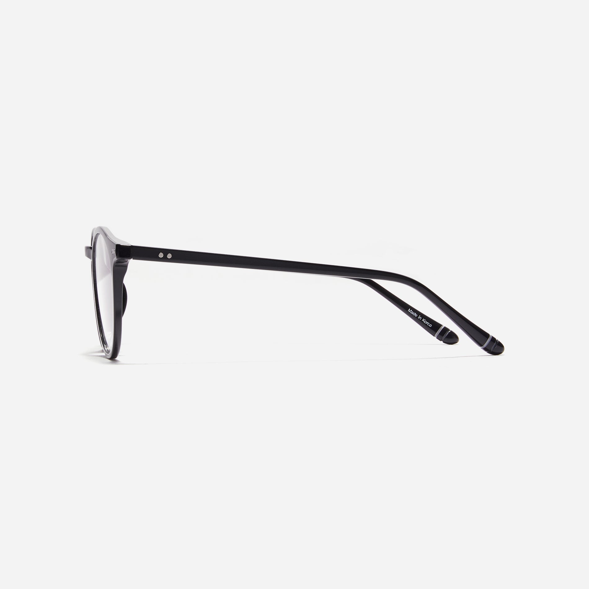 Round-shaped horn-rimmed eyeglasses featuring a sturdy and lightweight frame. Rena design incorporates dual lining on the tips to prevent slipping and ensure a consistently comfortable wearing experience.
