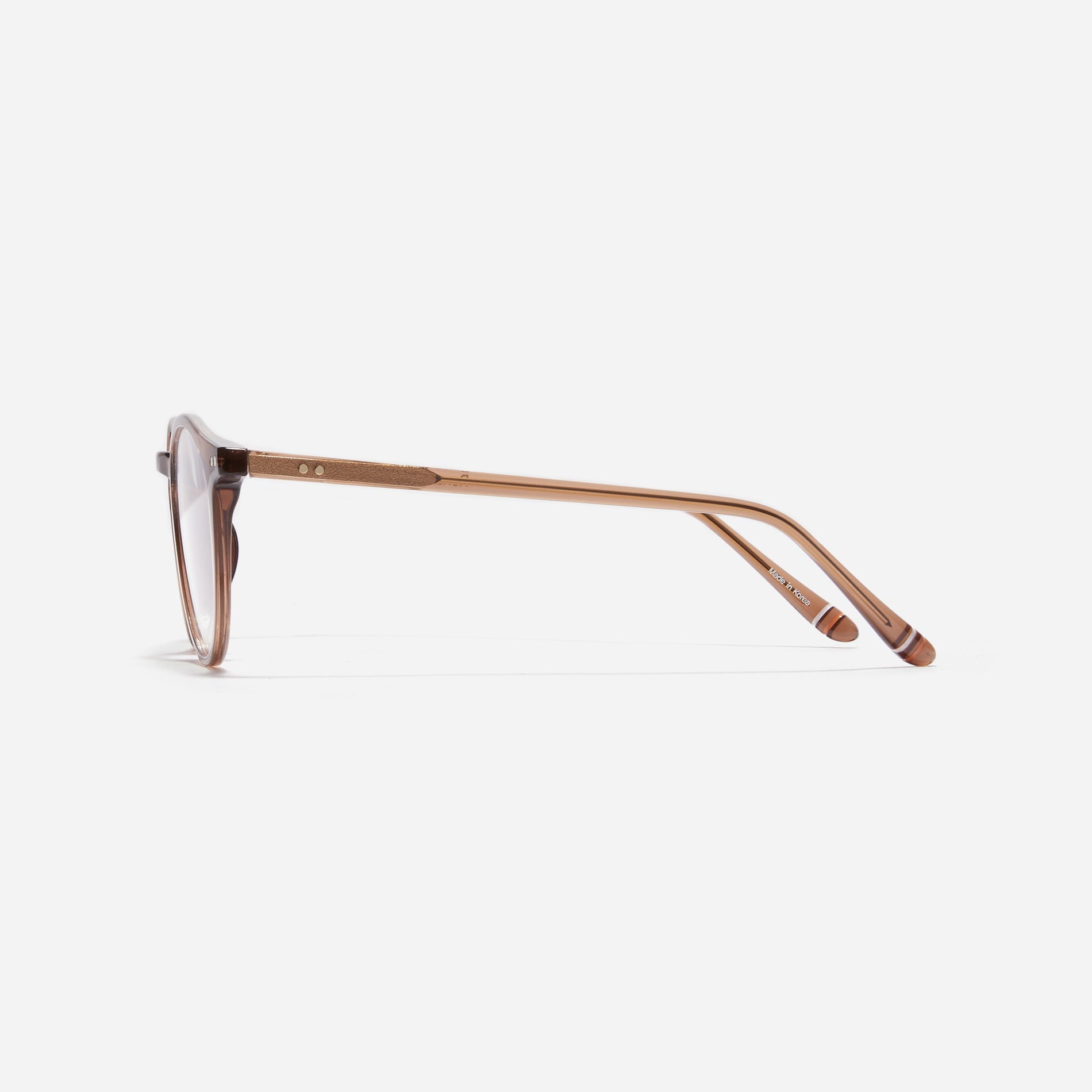 Round-shaped horn-rimmed eyeglasses featuring a sturdy and lightweight frame. Rena design incorporates dual lining on the tips to prevent slipping and ensure a consistently comfortable wearing experience.