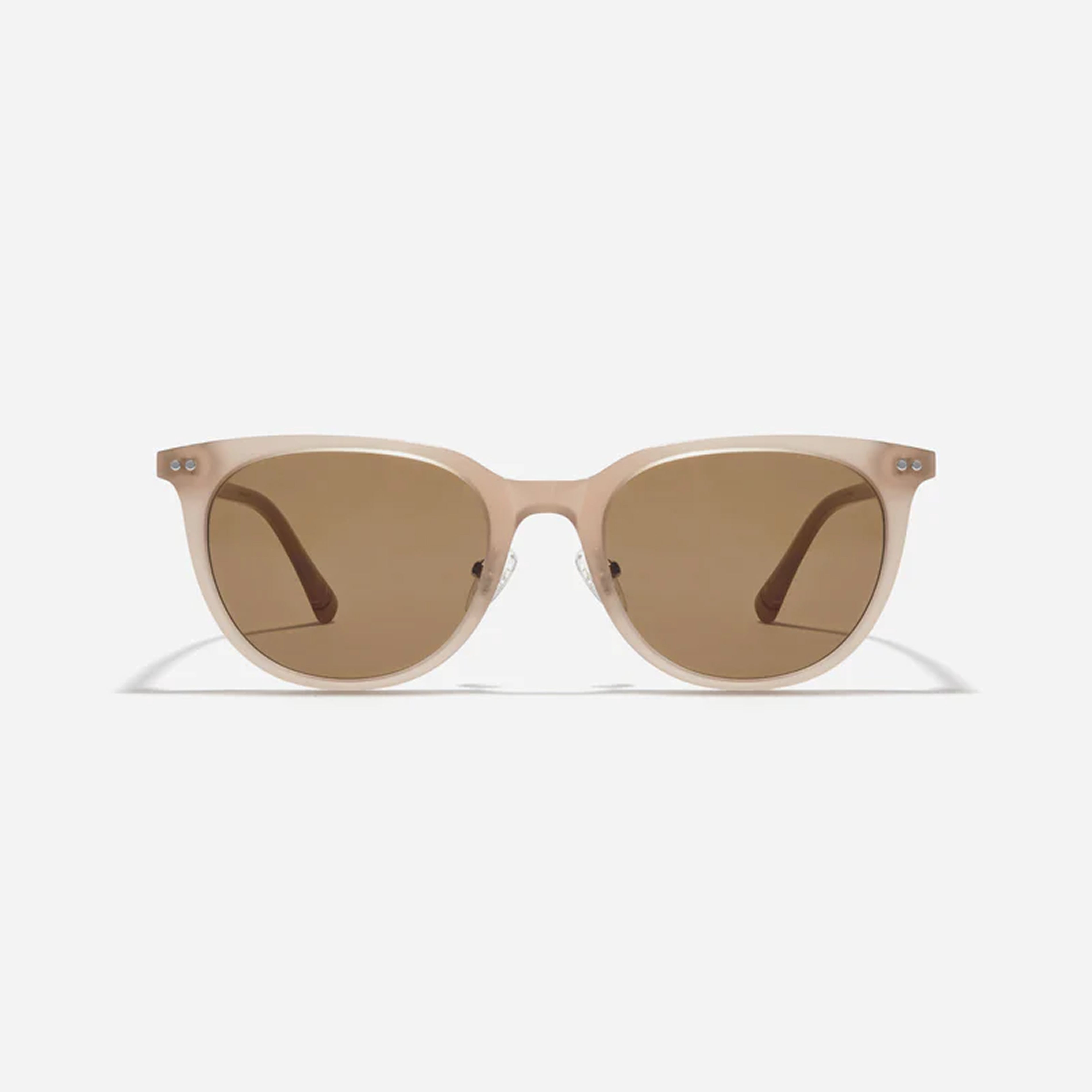 Reno is a round-shaped sunglasses from the Forest line. Both the frame and temples are made of acetate, offering excellent durability and ensuring a stable and comfortable fit over time.