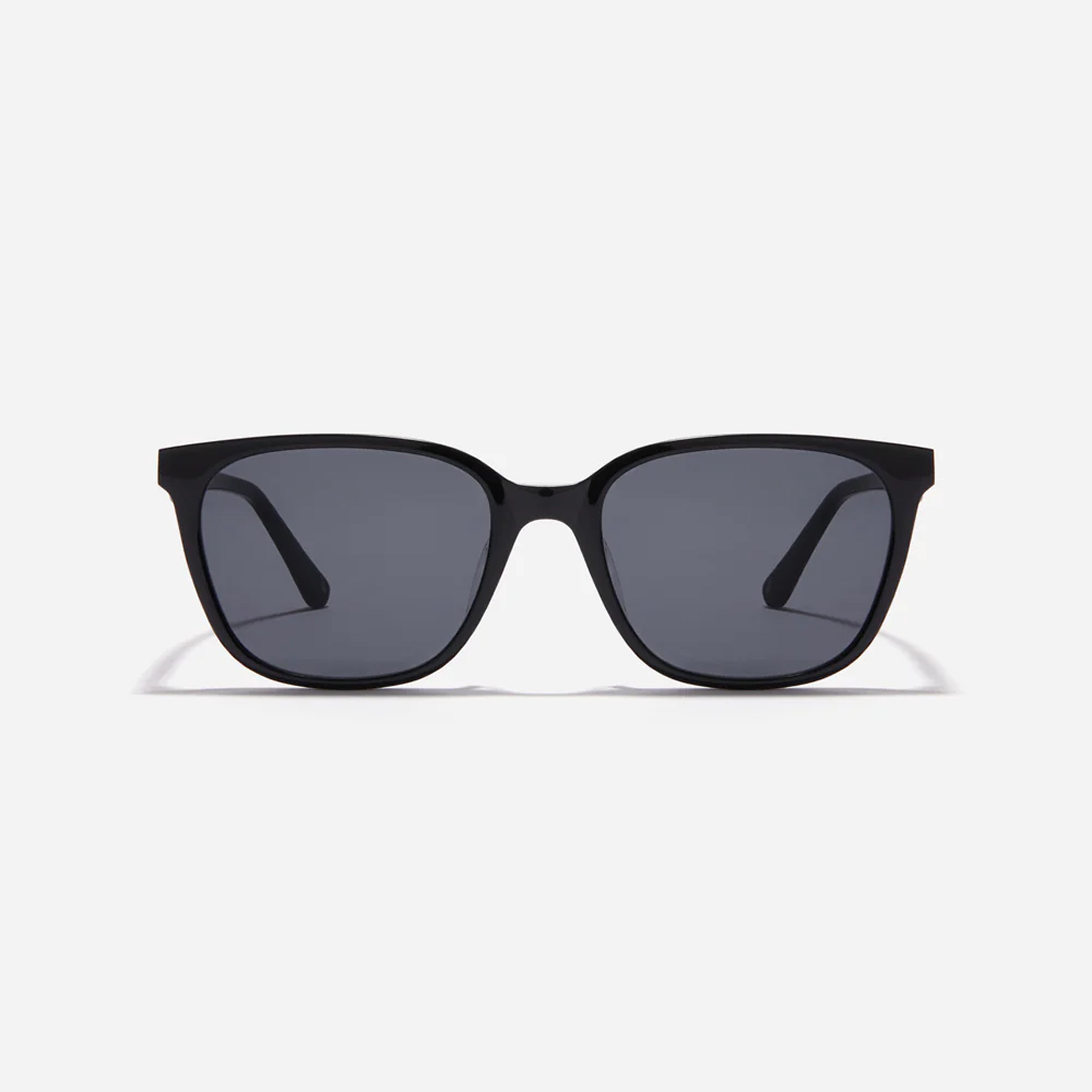 Roenn B is a box-shaped acetate sunglasses design.Featuring long-tip temples inspired by a 90s retro mood, it reinterprets classic elements in a modern way to create a refined and stylish look.