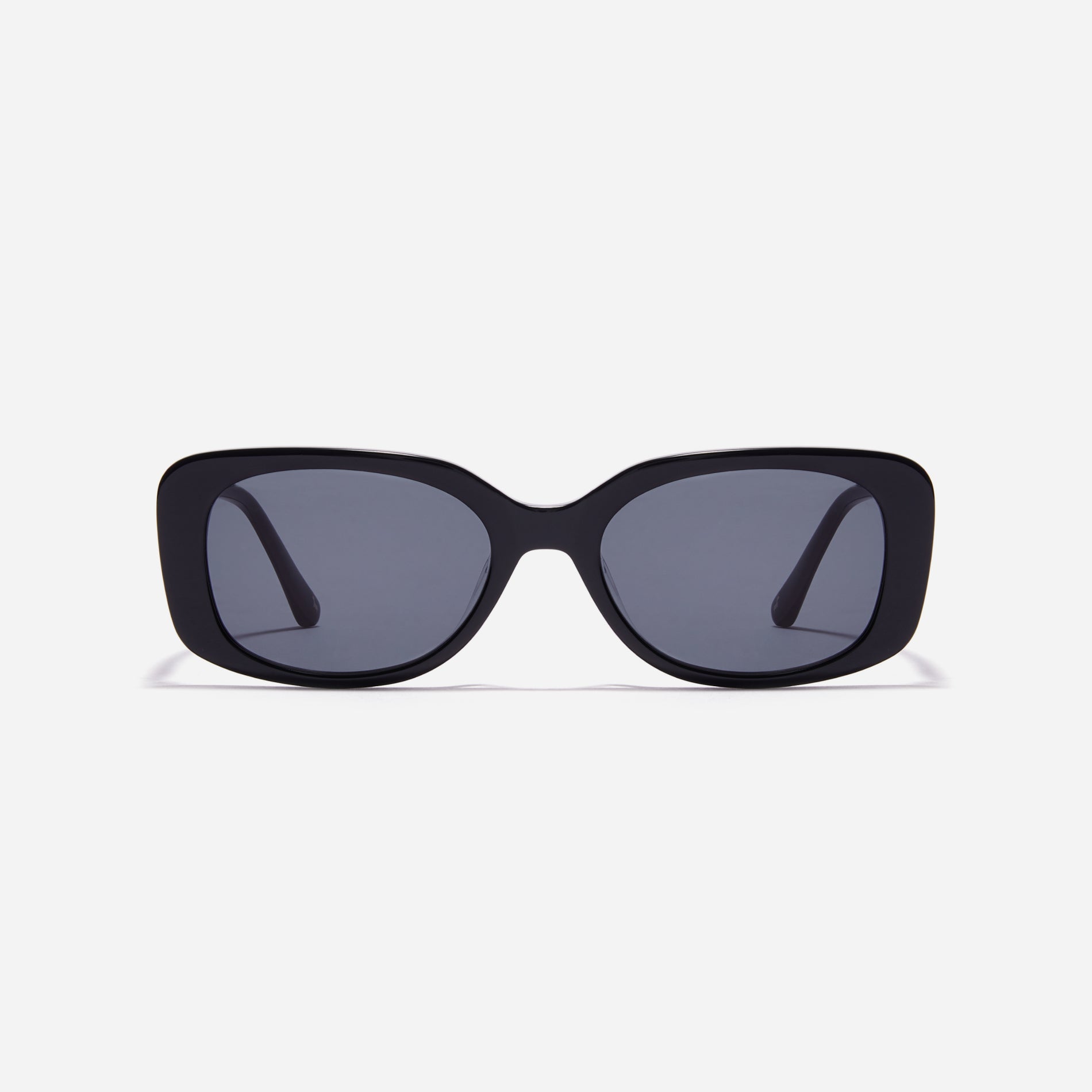 ROENN G is a square-shaped oversized sunglasses from the acetate line. Inspired by the retro mood of the 1990s, it features long-tip temples that reinterpret classic elements in a modern way, creating a sophisticated and refined look.