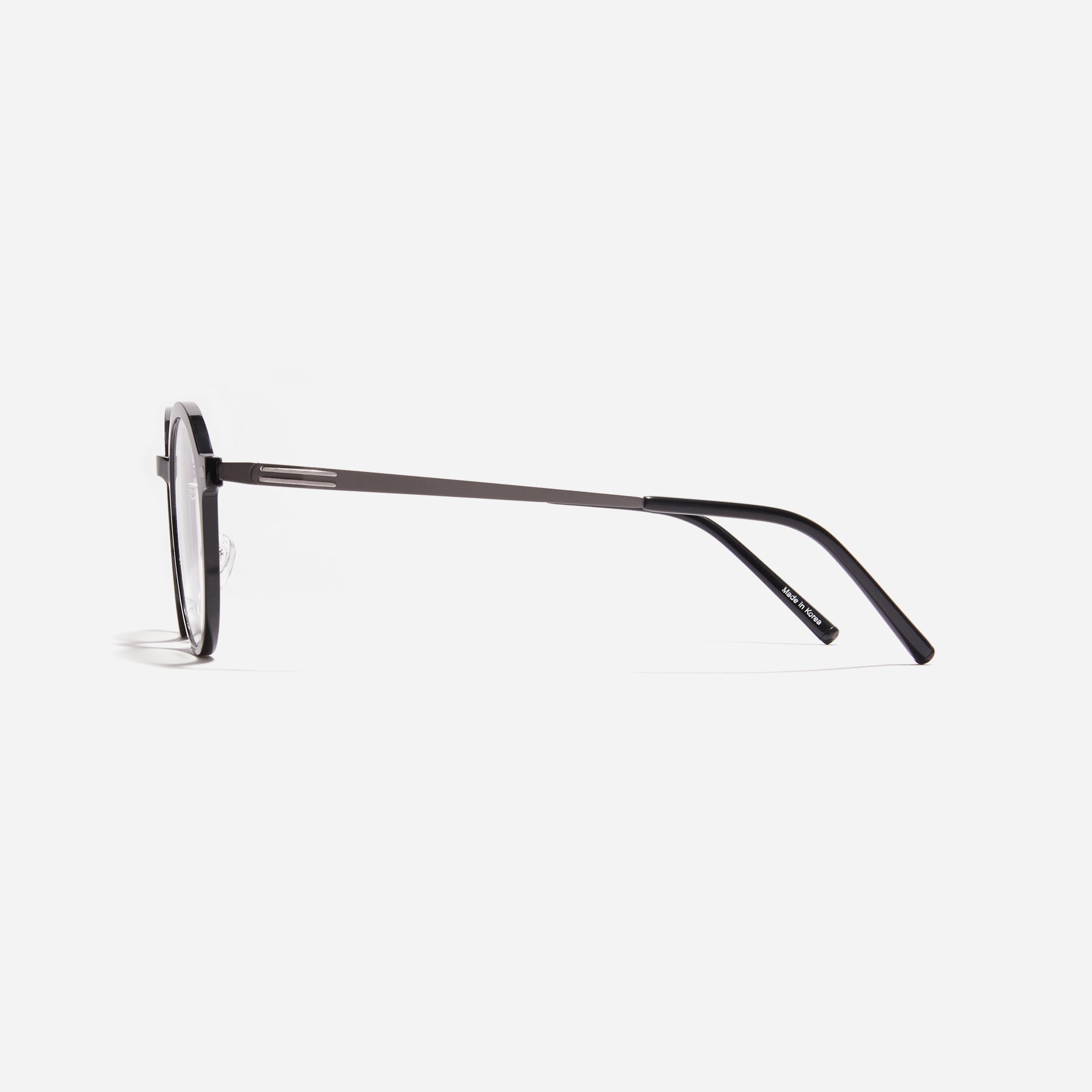 Round-shaped combination eyeglasses from CARIN's 'Feather Fit' line. Their combination frame seamlessly blends bio-plastic and titanium, utilizing advanced injection molding technology, often seen in the manufacturing of cell phones and watches.