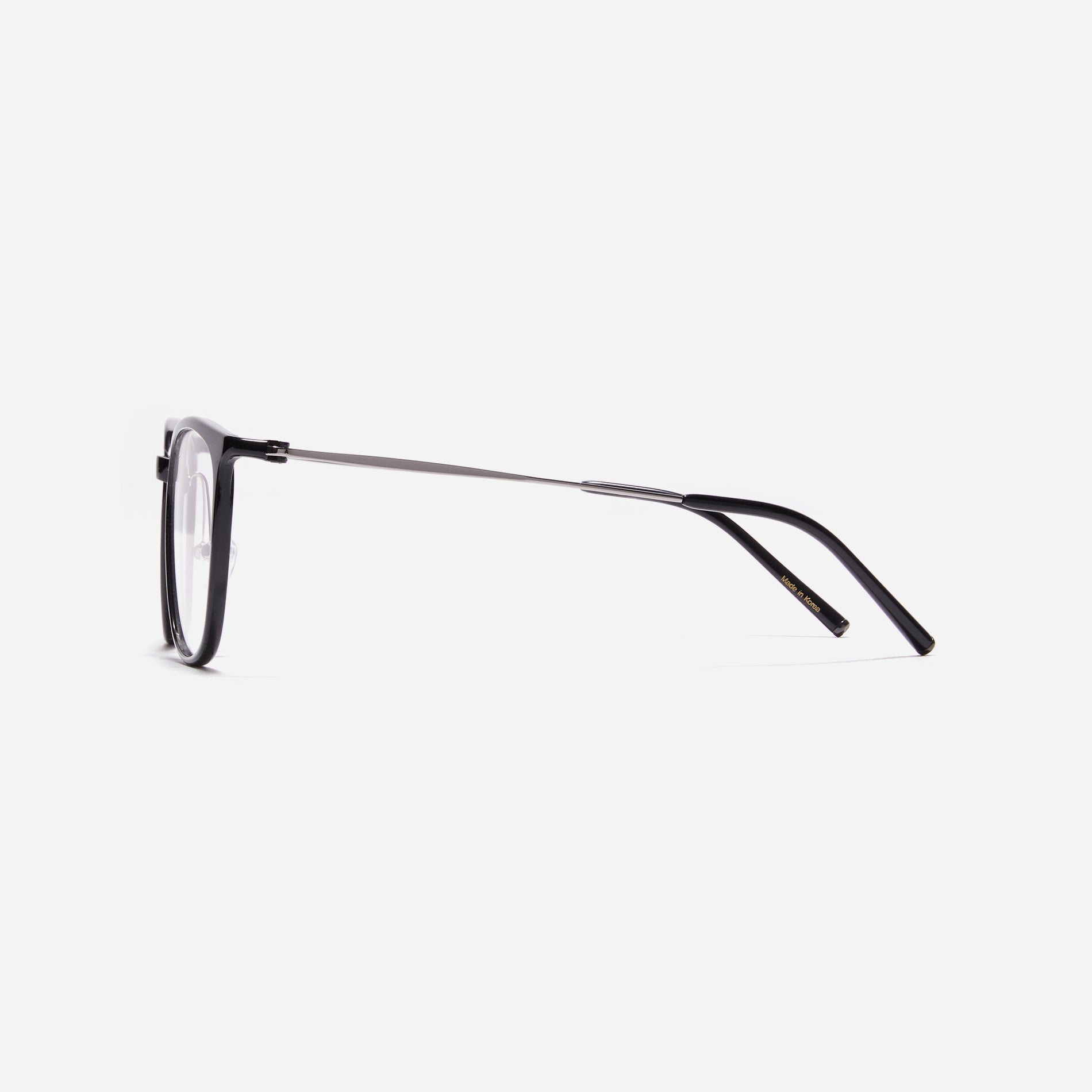 Ultra-lightweight, round square-shaped acetate eyeglasses that offer robust durability that resists breakage. Incorporated with CARIN's patented anti-loosening hinge technology, they ensure a consistently comfortable fit.