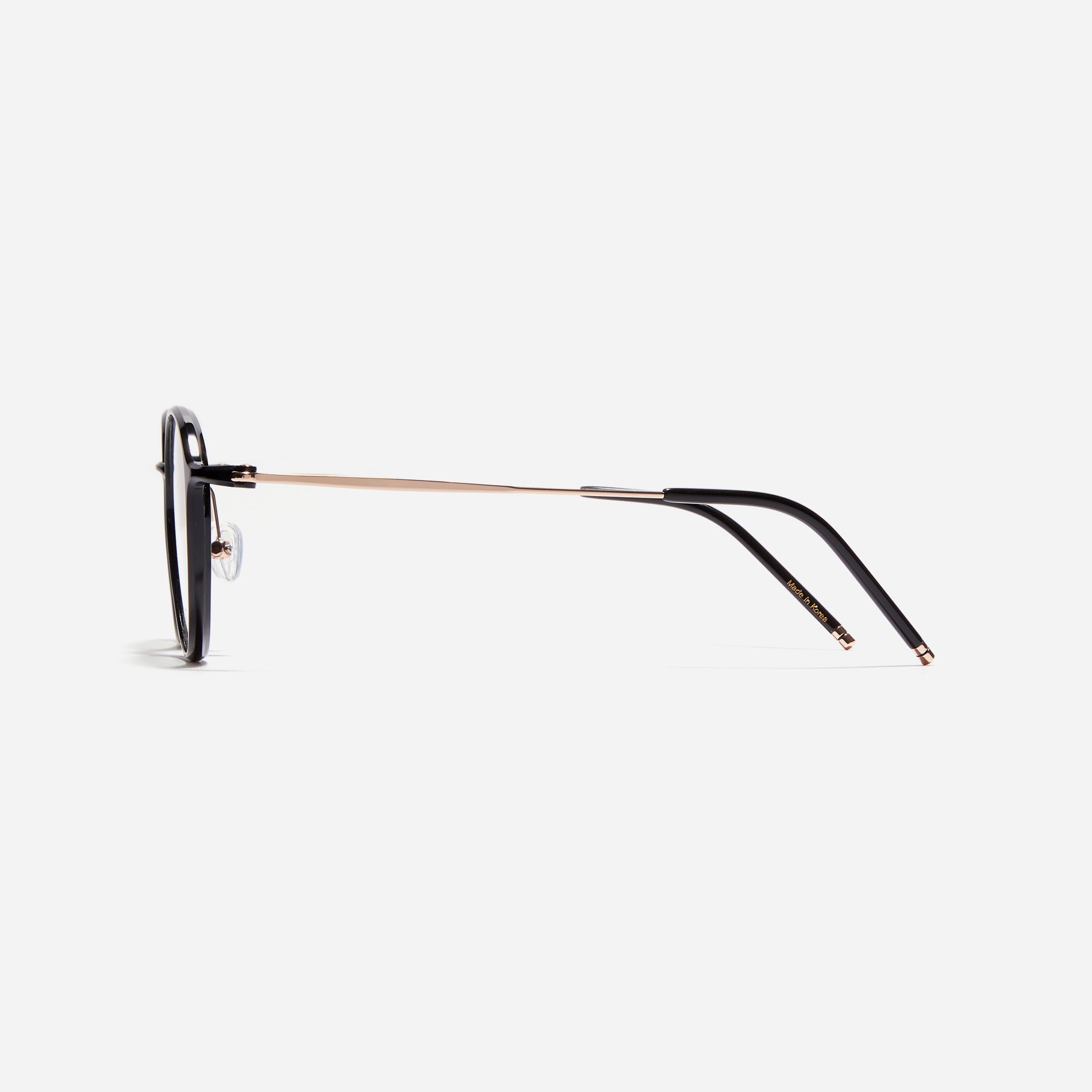 Ultra-lightweight round-shaped eyeglasses crafted using cutting-edge materials sourced from the French company ARKEMA. These glasses offer robust durability and consistently comfortable fit.