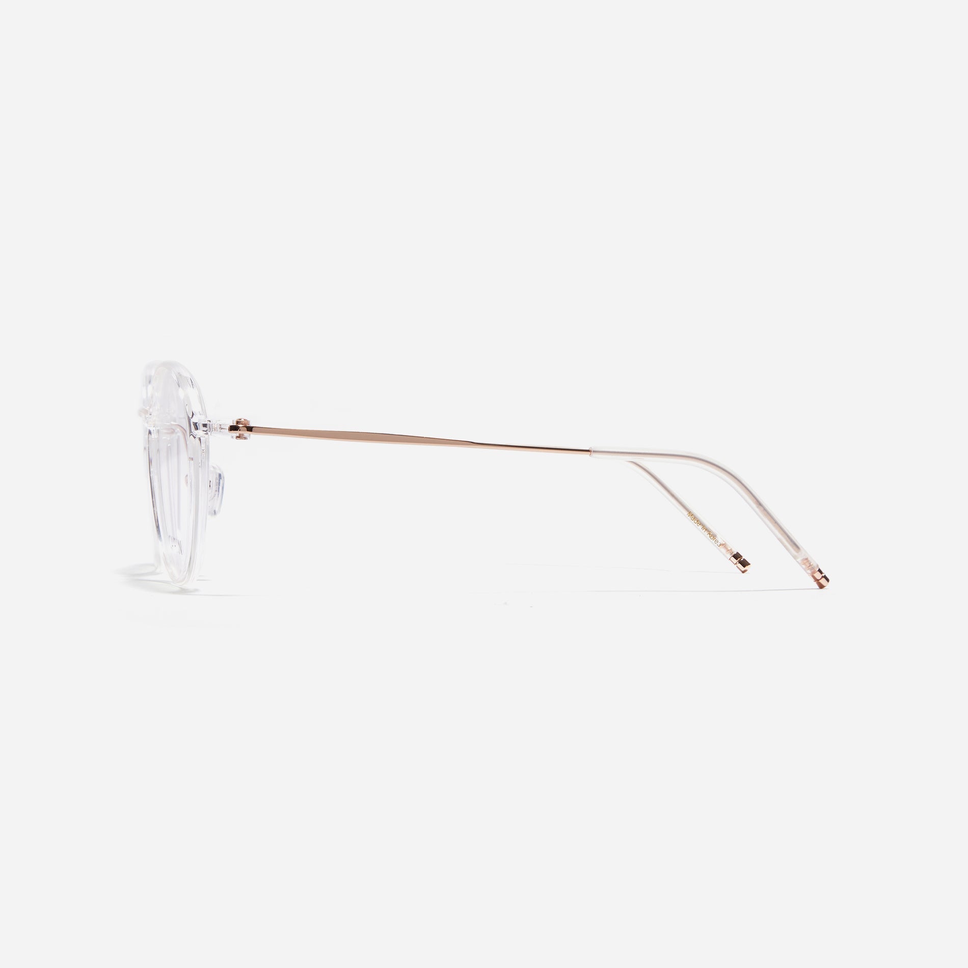 Ultra-lightweight round-shaped eyeglasses crafted using cutting-edge materials sourced from the French company ARKEMA. These glasses offer robust durability and consistently comfortable fit.