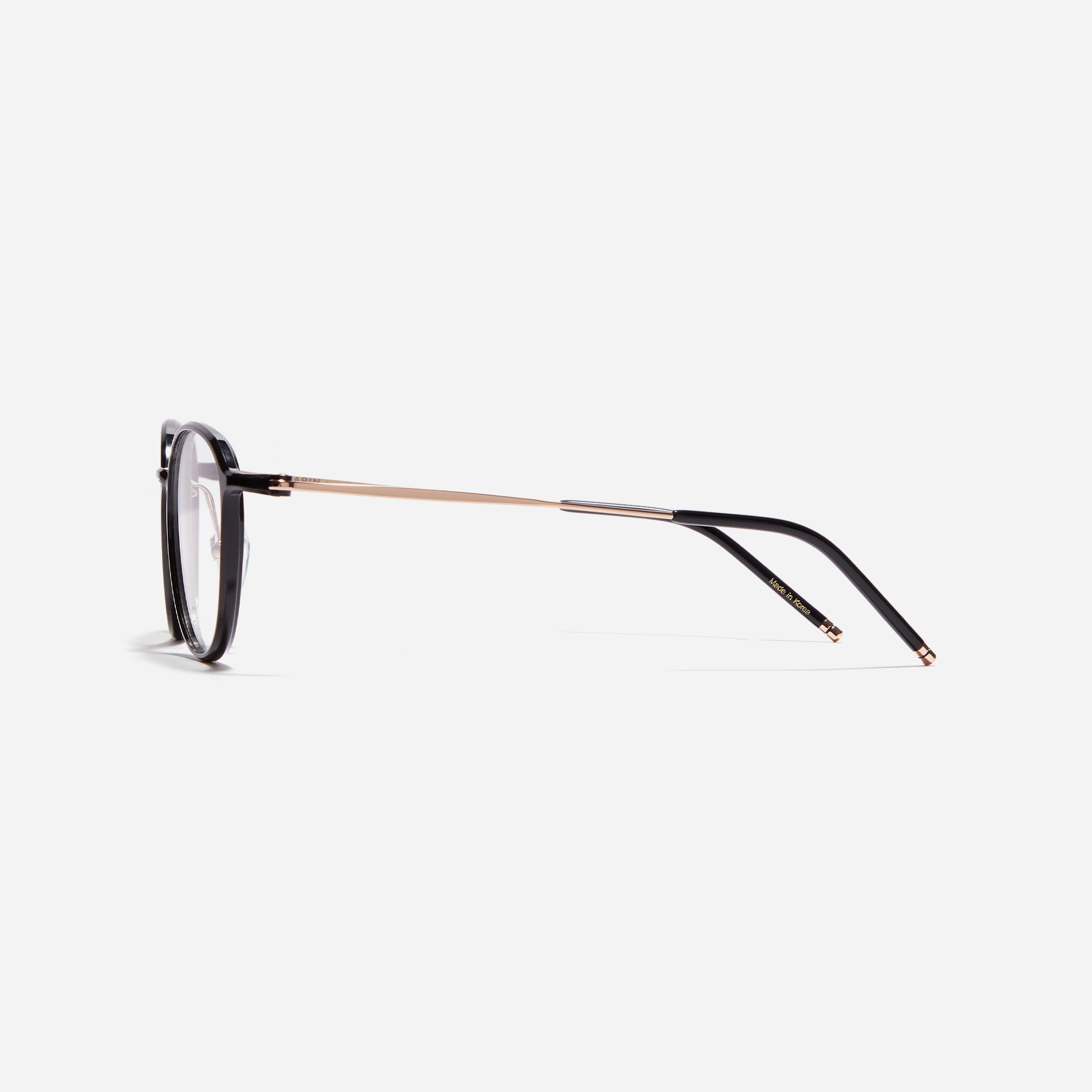 Ultra-lightweight round square-shaped eyeglasses crafted using cutting-edge materials sourced from the French company ARKEMA. These glasses offer robust durability and consistently comfortable fit.
