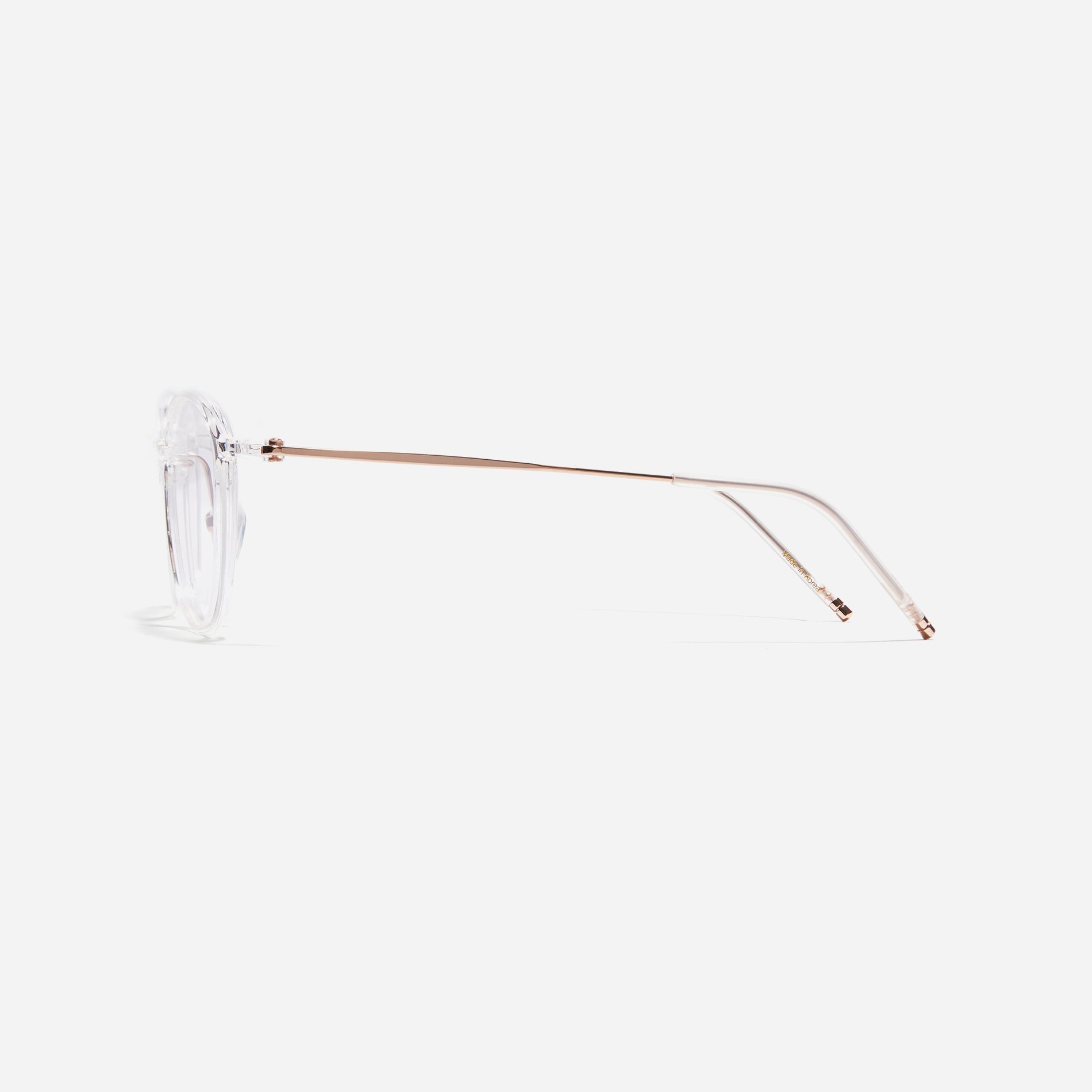 Ultra-lightweight round square-shaped eyeglasses crafted using cutting-edge materials sourced from the French company ARKEMA. These glasses offer robust durability and consistently comfortable fit.