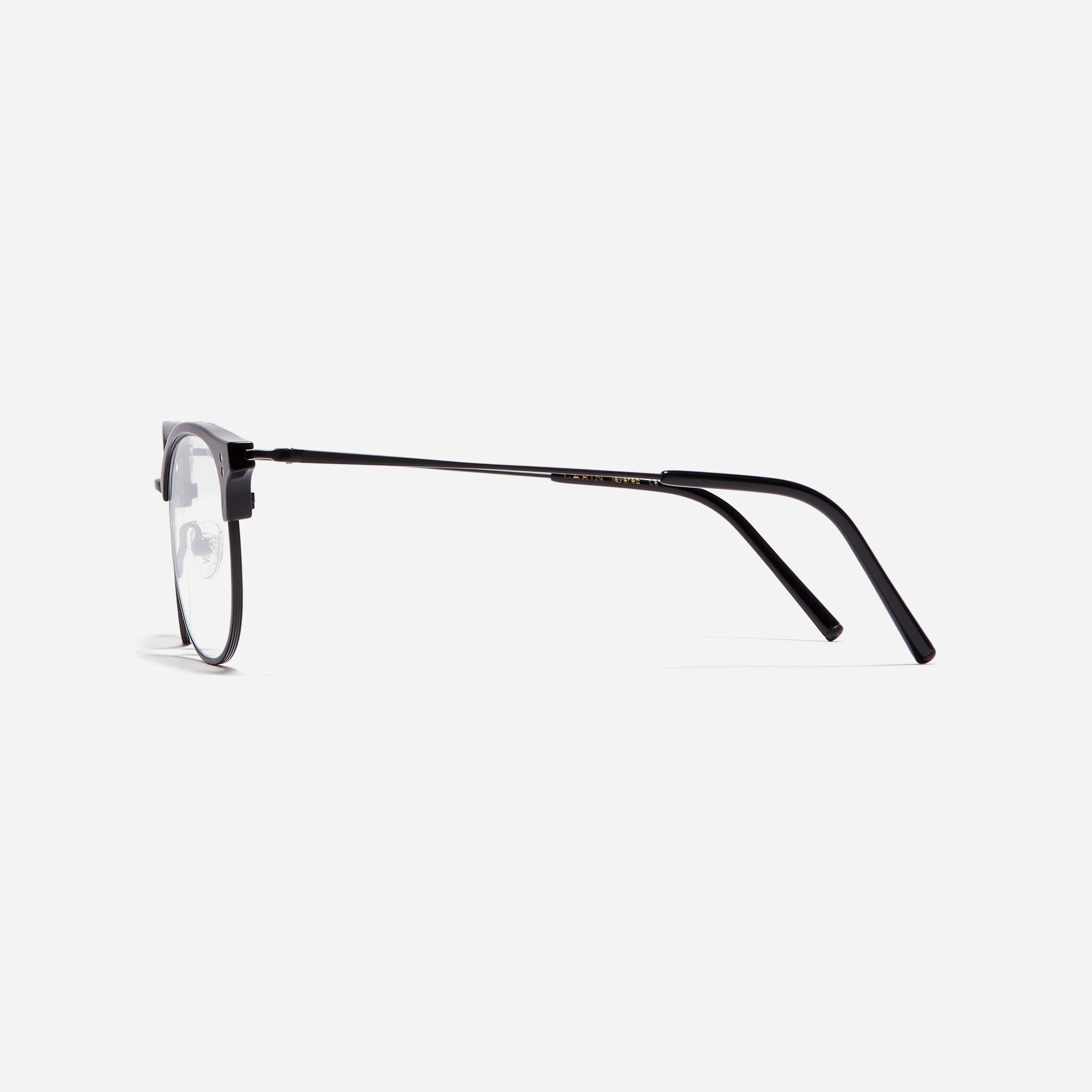 Square-shaped gold-rimmed eyeglasses. The frame, constructed from bioplastic and titanium, seamlessly merges exceptional durability with an ultra-lightweight build, while stylish nose bridge lining details enhance the overall design. The B-titanium temples deliver a lightweight and comfortable fit, guaranteeing prolonged wear without any discomfort.