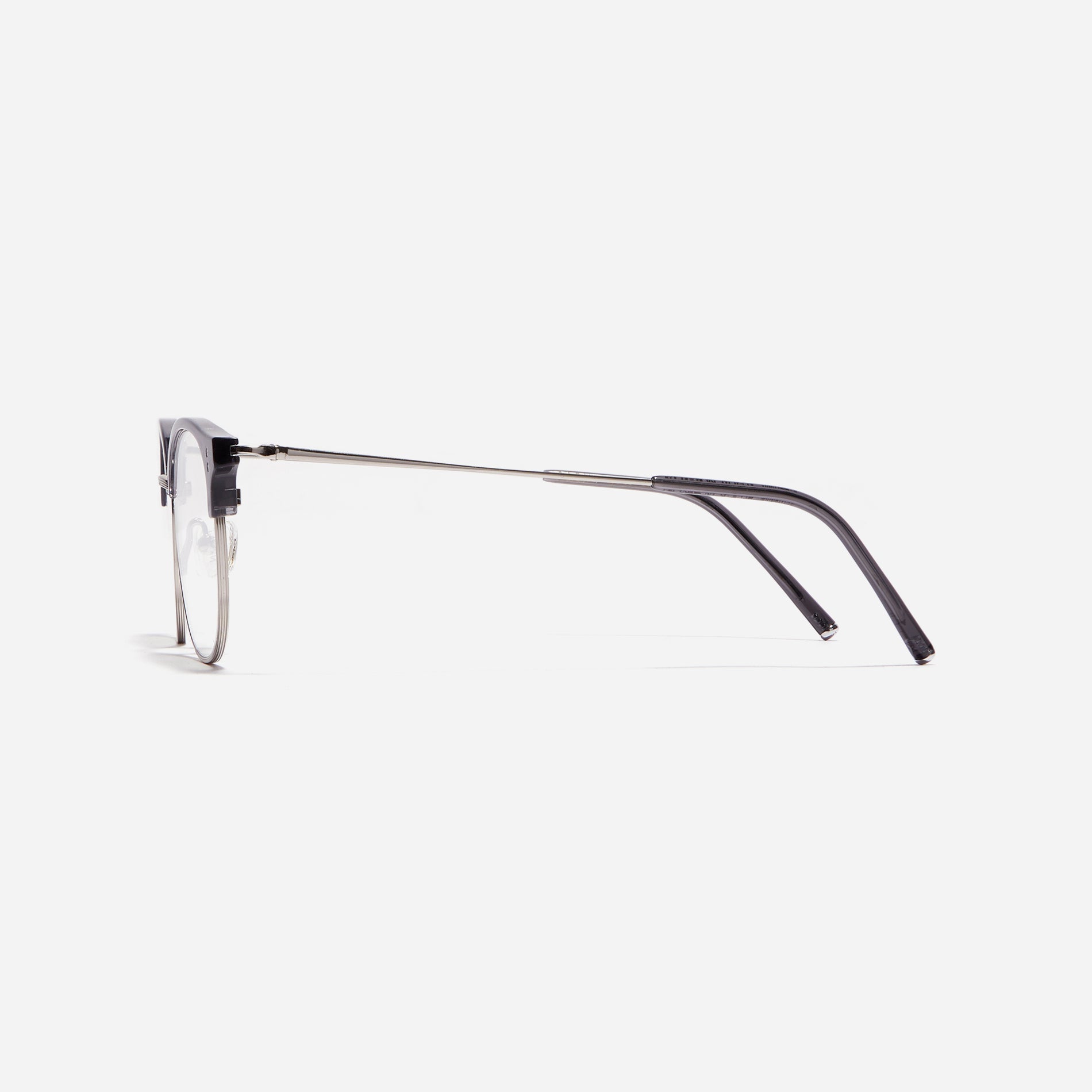 Square-shaped gold-rimmed eyeglasses. The frame, constructed from bioplastic and titanium, seamlessly merges exceptional durability with an ultra-lightweight build, while stylish nose bridge lining details enhance the overall design. The B-titanium temples deliver a lightweight and comfortable fit, guaranteeing prolonged wear without any discomfort.