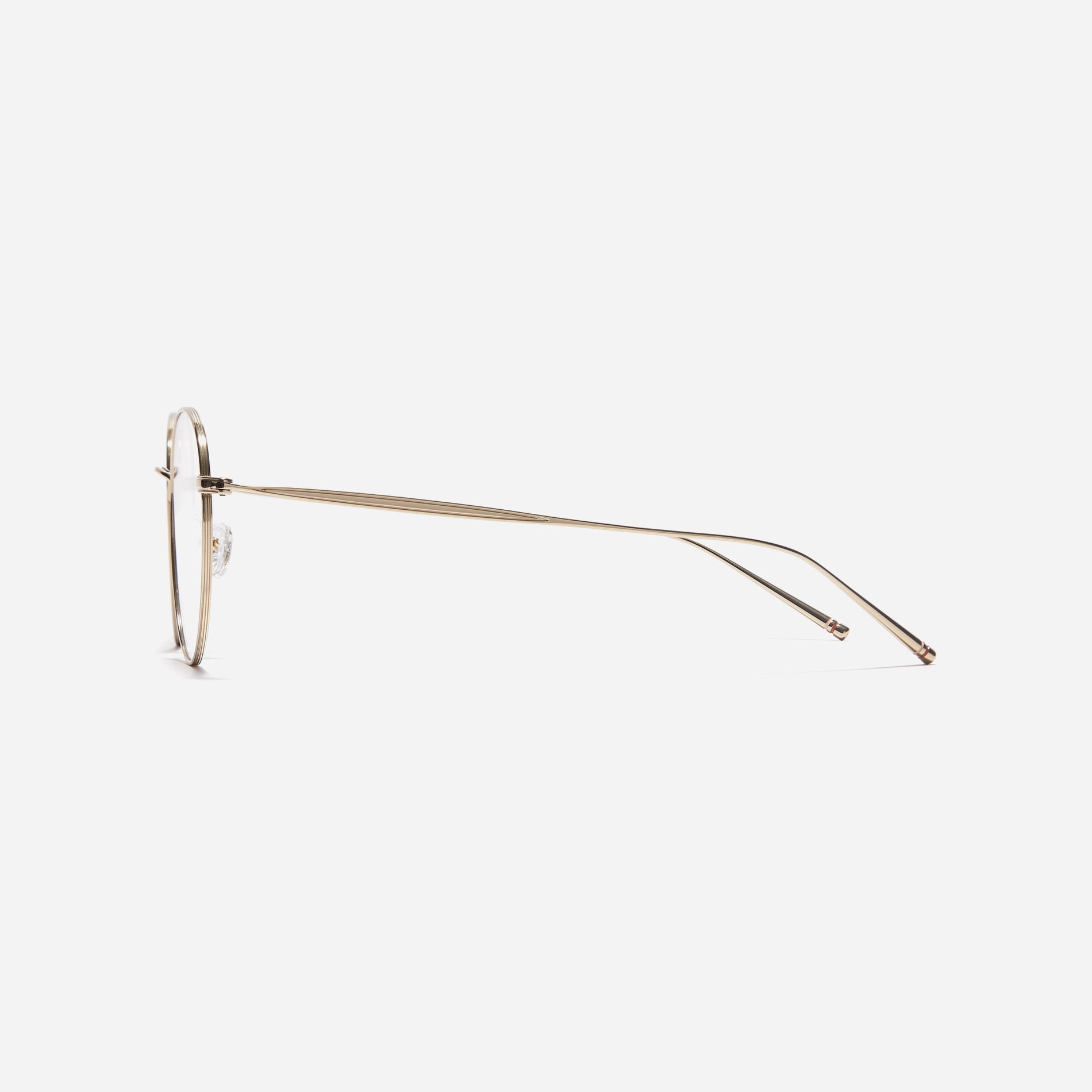 Boston-style round-shaped eyeglasses that naturally enhance one's facial features. Crafted entirely from titanium, they guarantee a lighter and more comfortable fit, while modern design makes them a perfect choice for those seeking a contemporary look.