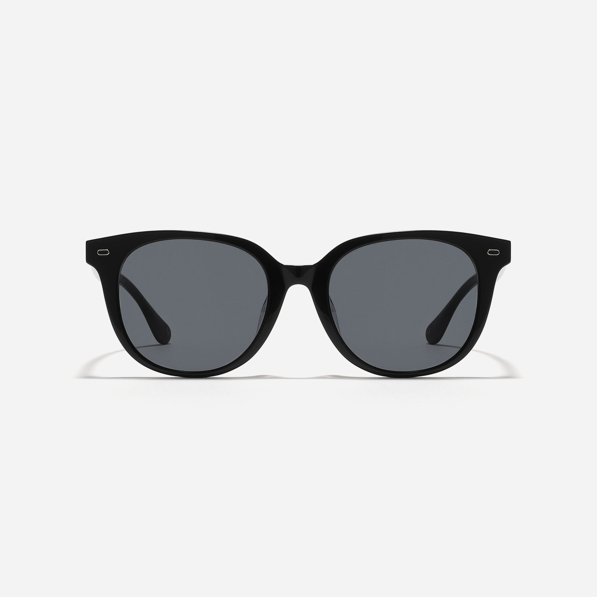 Square-shaped sunglasses from the Forest Line. With their soft form and stylish square frame, Bonnie offer a versatile and fashionable option for everyday wear, especially appealing to those new to sunglasses.