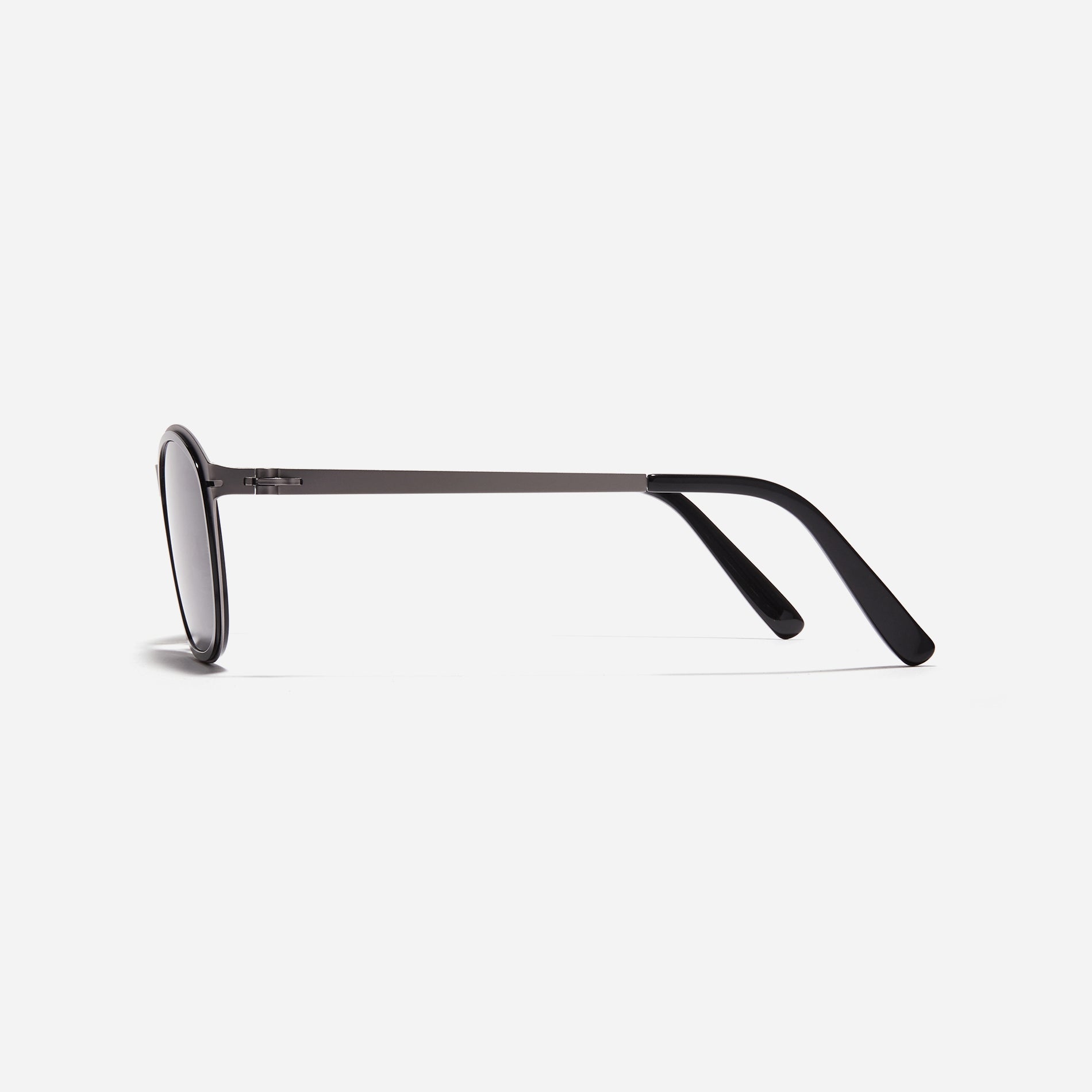 Square-shaped combination sunglasses from the POLARIZED line. With delicate acetate rims, metal temples, and patented screwless hinges, they ensure both durability and comfort. Borgarde features polarized lenses that block UV rays and reduce glare, providing clear vision for outdoor activities.