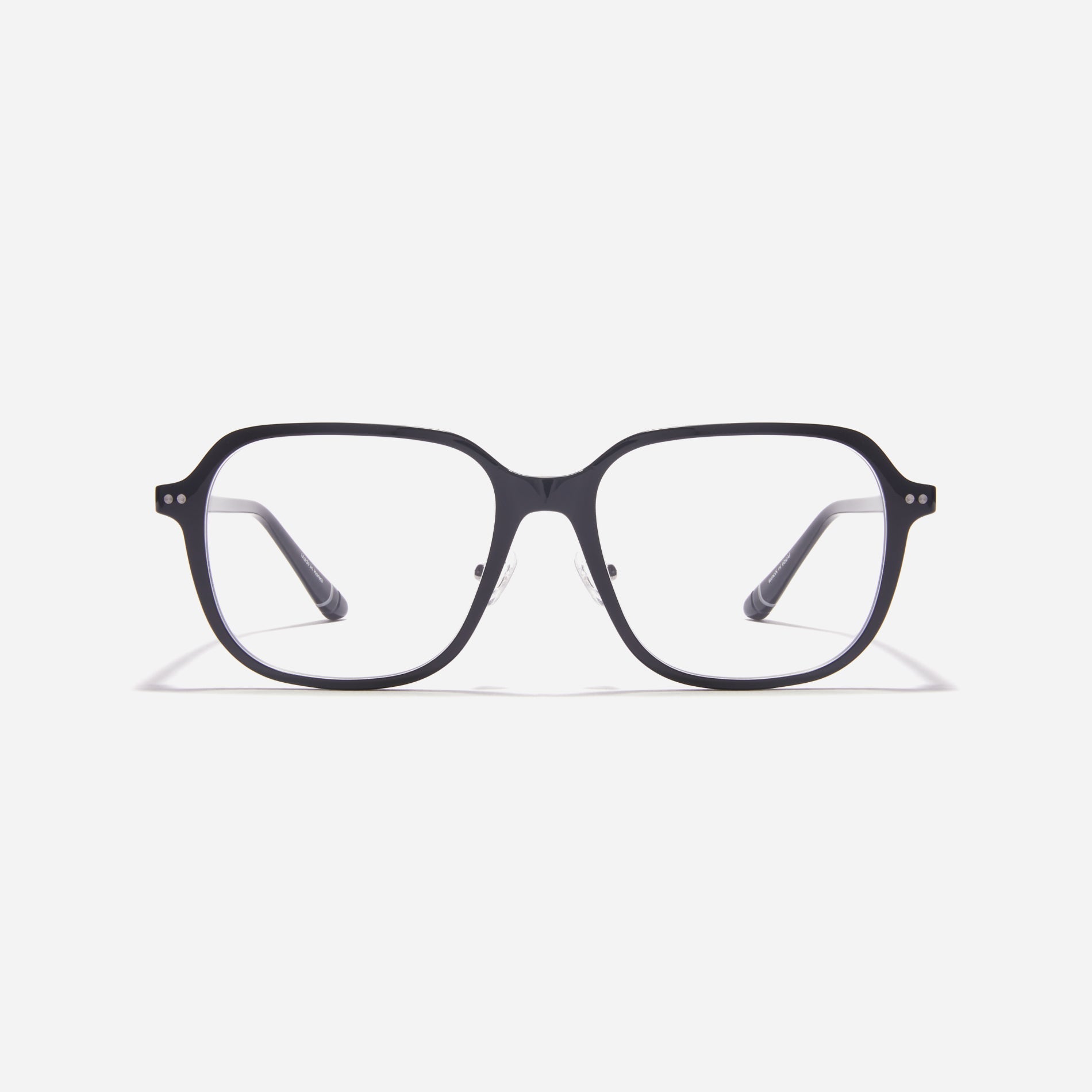 Boyd is an oversized square-frame eyewear design from the Forest line. Featuring a retro-inspired silhouette reinterpreted with a modern touch, it is crafted from eco-friendly bio-plastic. Paired with CARIN’s signature silicone nose pads, it offers a stable and comfortable fit.