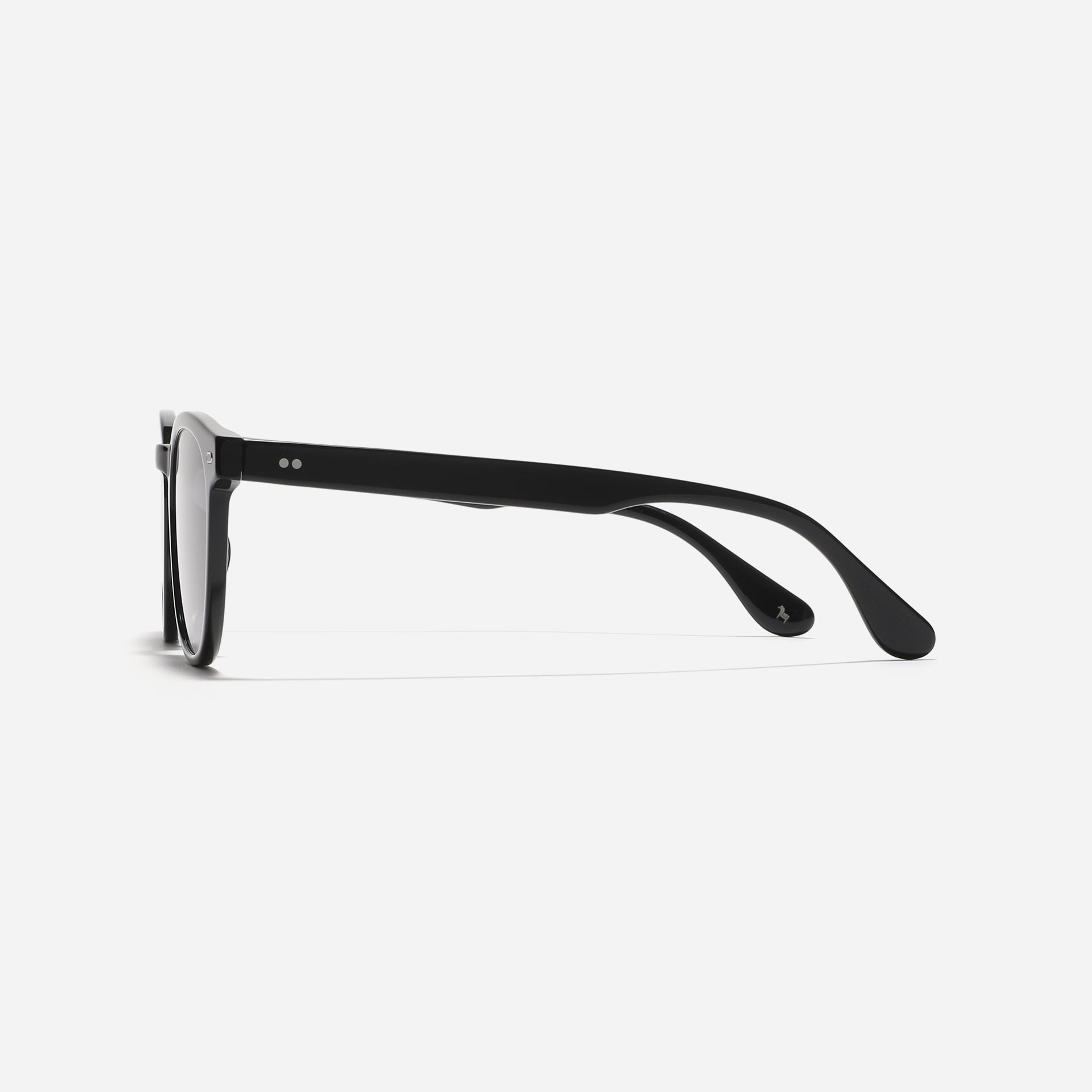 Round-shaped sunglasses from the Forest Line. With their soft form and stylish square frame, Connie offer a versatile and fashionable option for everyday wear, especially appealing to those new to sunglasses.