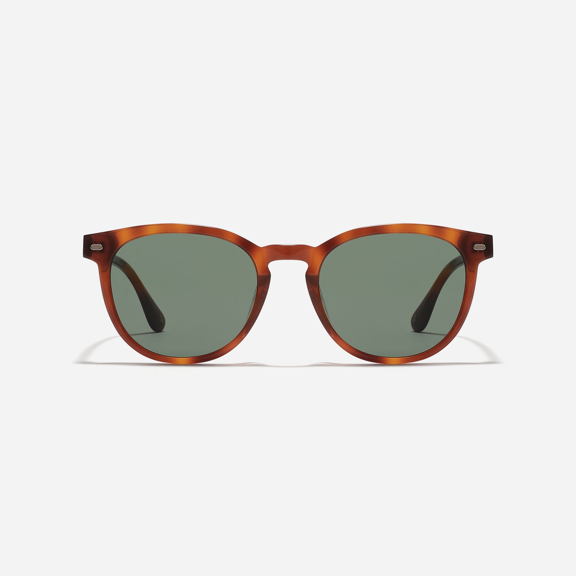 Round-shaped sunglasses from the Forest Line. With their soft form and stylish square frame, Connie offer a versatile and fashionable option for everyday wear, especially appealing to those new to sunglasses.