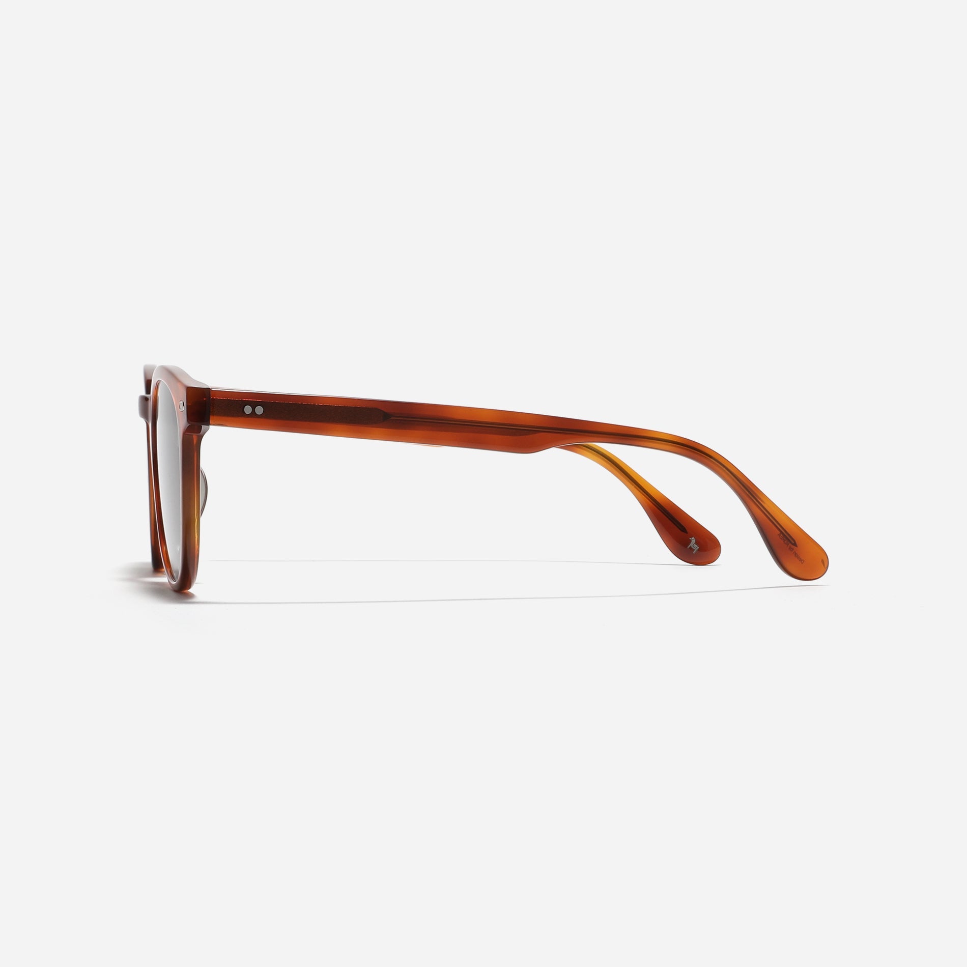 Round-shaped sunglasses from the Forest Line. With their soft form and stylish square frame, Connie offer a versatile and fashionable option for everyday wear, especially appealing to those new to sunglasses.