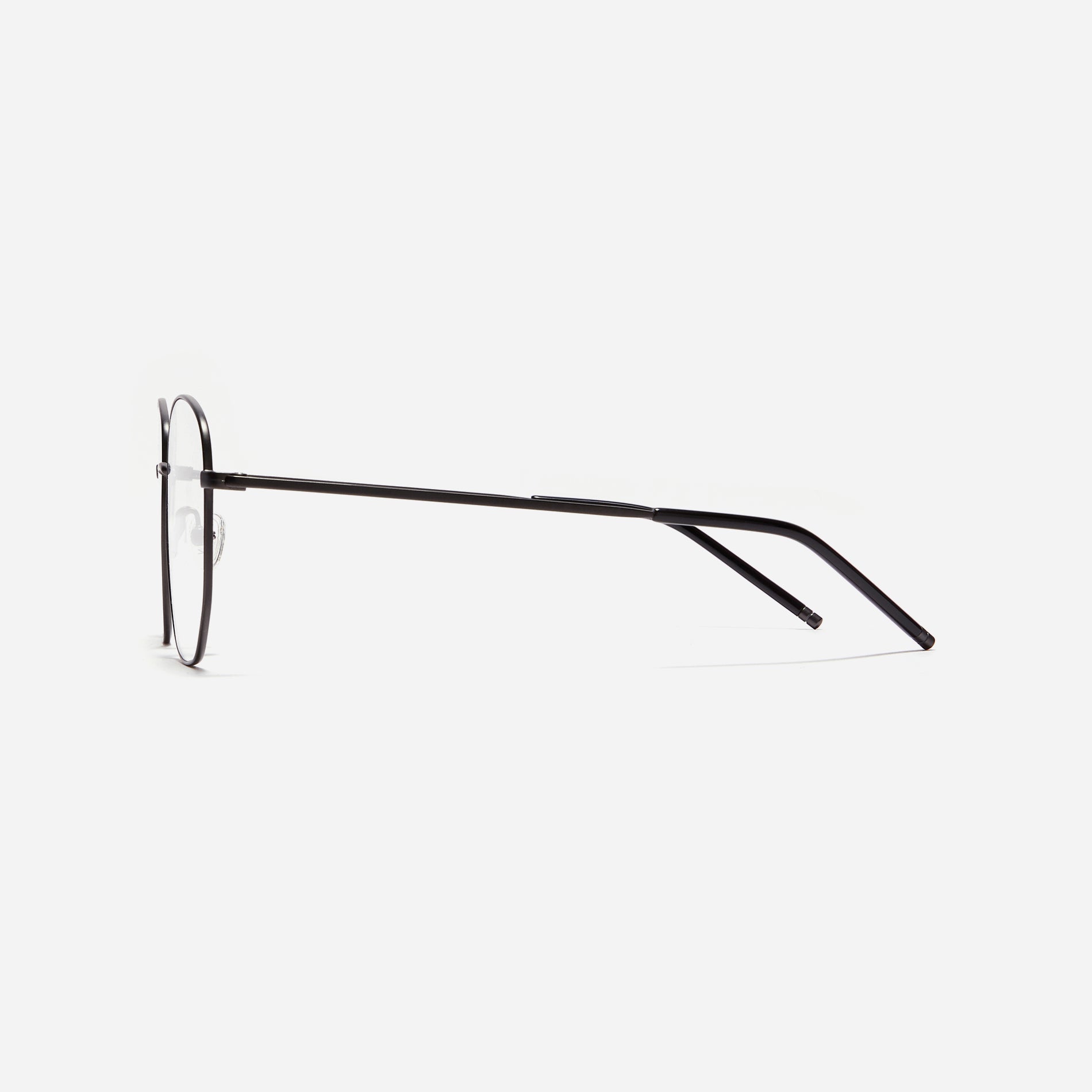 Square-shaped Boeing-style oversized eyeglasses crafted entirely from titanium for a lighter and more comfortable fit. With classic color options and frame design, these eyeglasses offer a retro style that effortlessly complements one's look.
