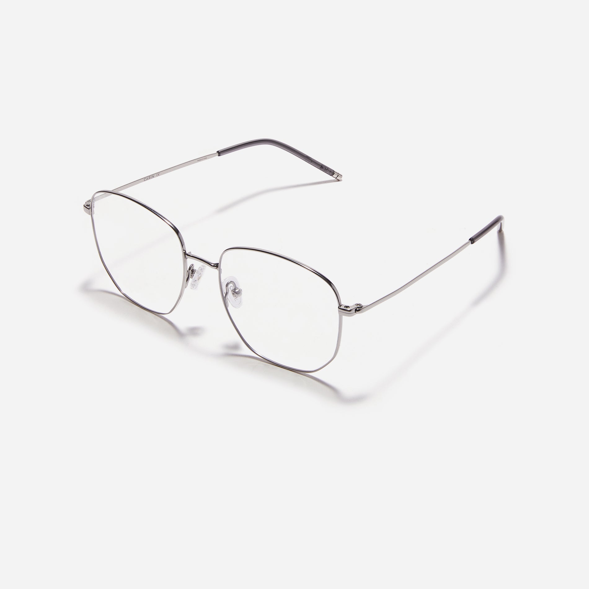Square-shaped Boeing-style oversized eyeglasses crafted entirely from titanium for a lighter and more comfortable fit. With classic color options and frame design, these eyeglasses offer a retro style that effortlessly complements one's look.