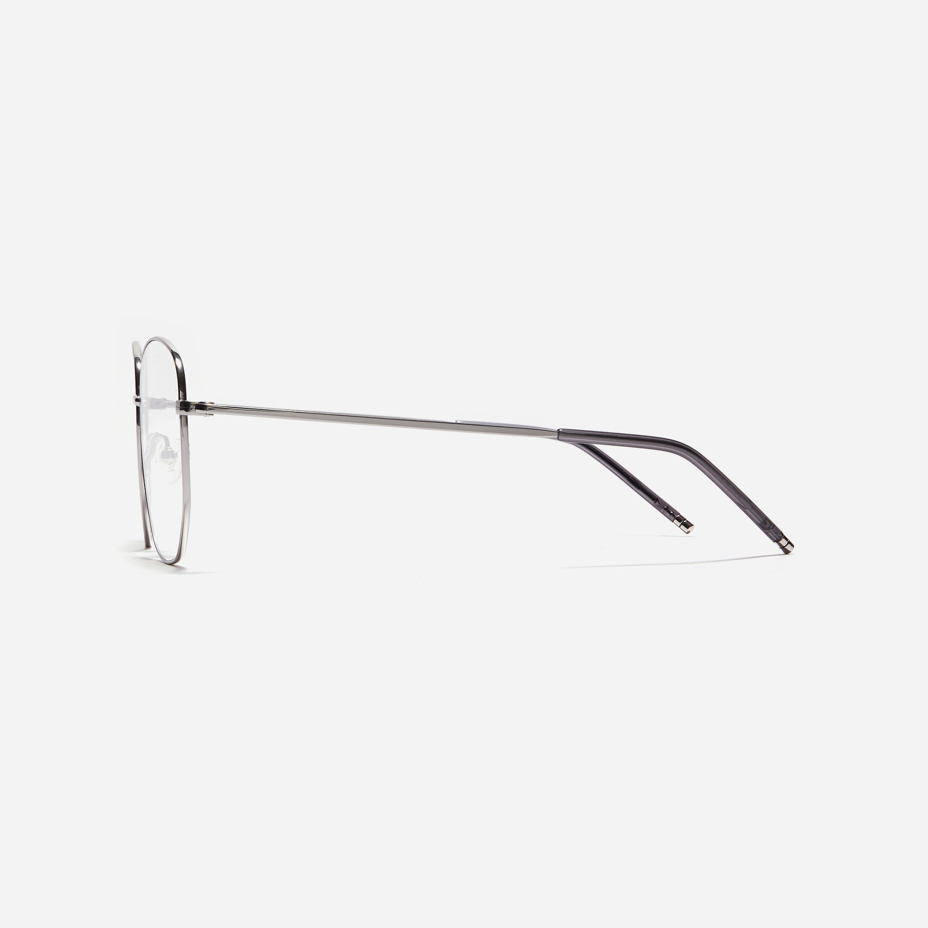 Square-shaped Boeing-style oversized eyeglasses crafted entirely from titanium for a lighter and more comfortable fit. With classic color options and frame design, these eyeglasses offer a retro style that effortlessly complements one's look.