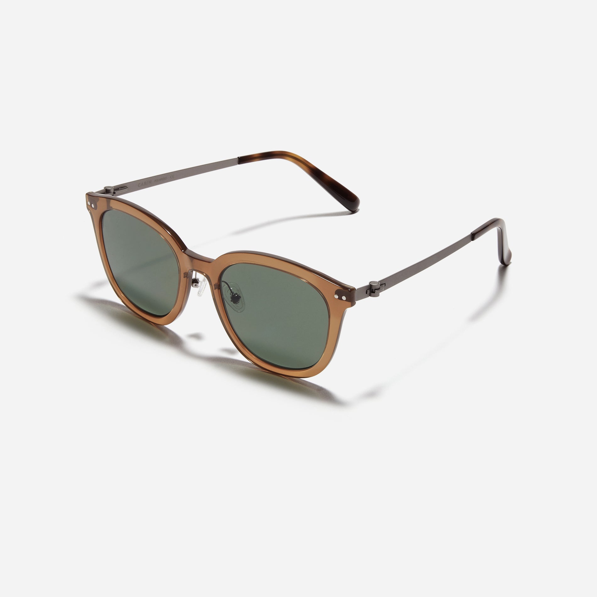 Square-shaped Boston sunglasses from the POLARIZED line. Crafted from lightweight and robust bio-plastic, the frame prevents slipping and offers enduring comfort with CARIN's patented screwless hinges.