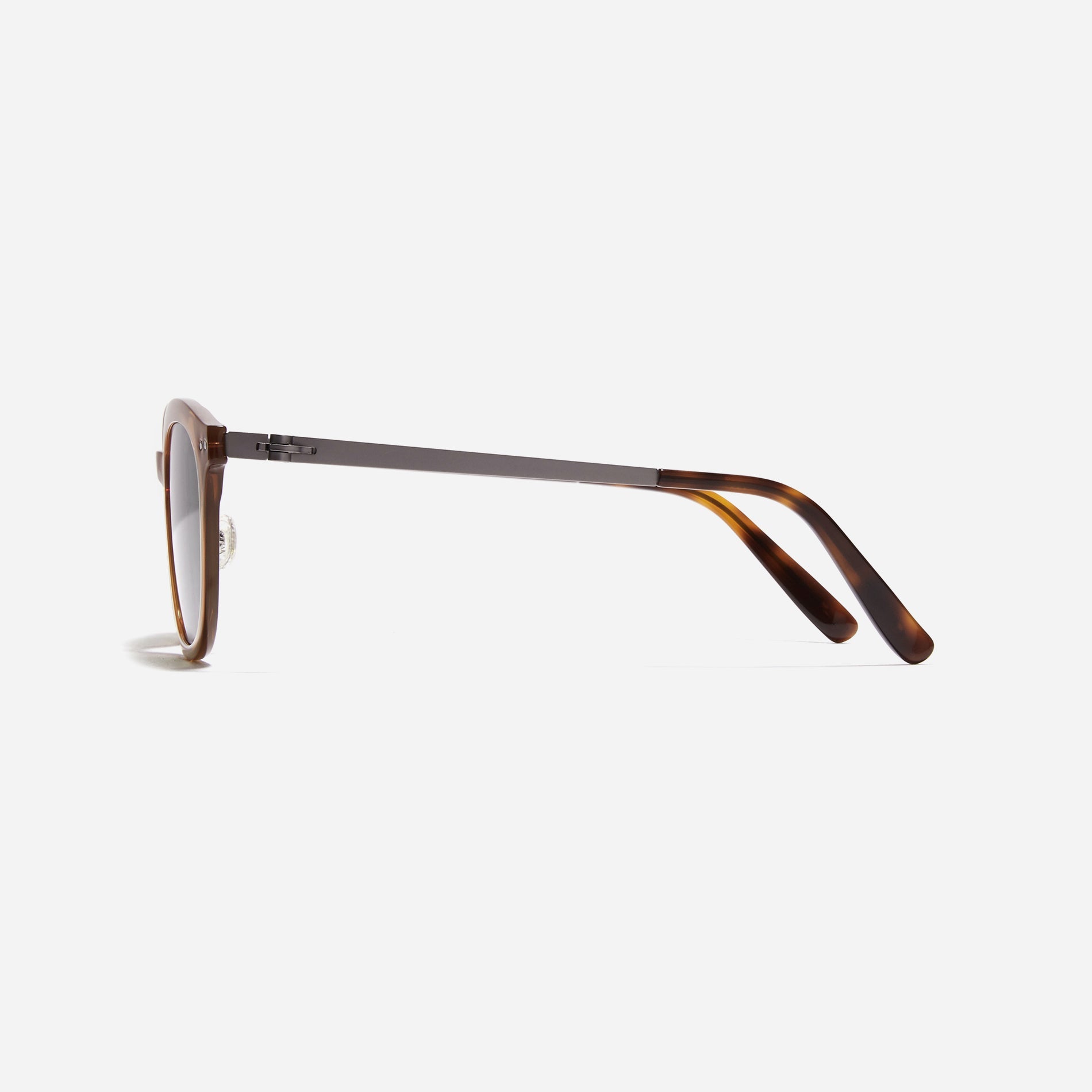 Square-shaped Boston sunglasses from the POLARIZED line. Crafted from lightweight and robust bio-plastic, the frame prevents slipping and offers enduring comfort with CARIN's patented screwless hinges.