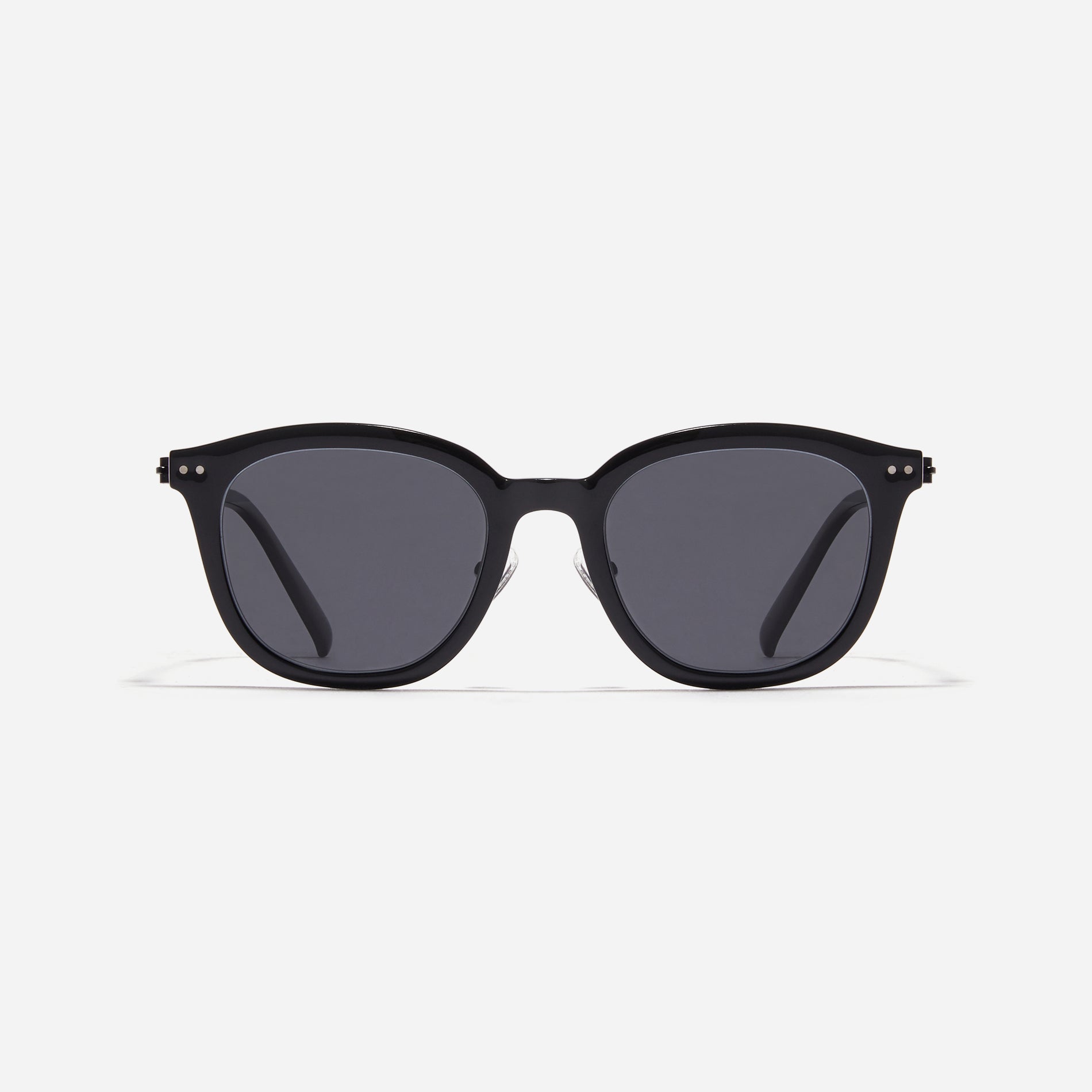 Square-shaped Boston sunglasses from the POLARIZED line. Crafted from lightweight and robust bio-plastic, the frame prevents slipping and offers enduring comfort with CARIN's patented screwless hinges.