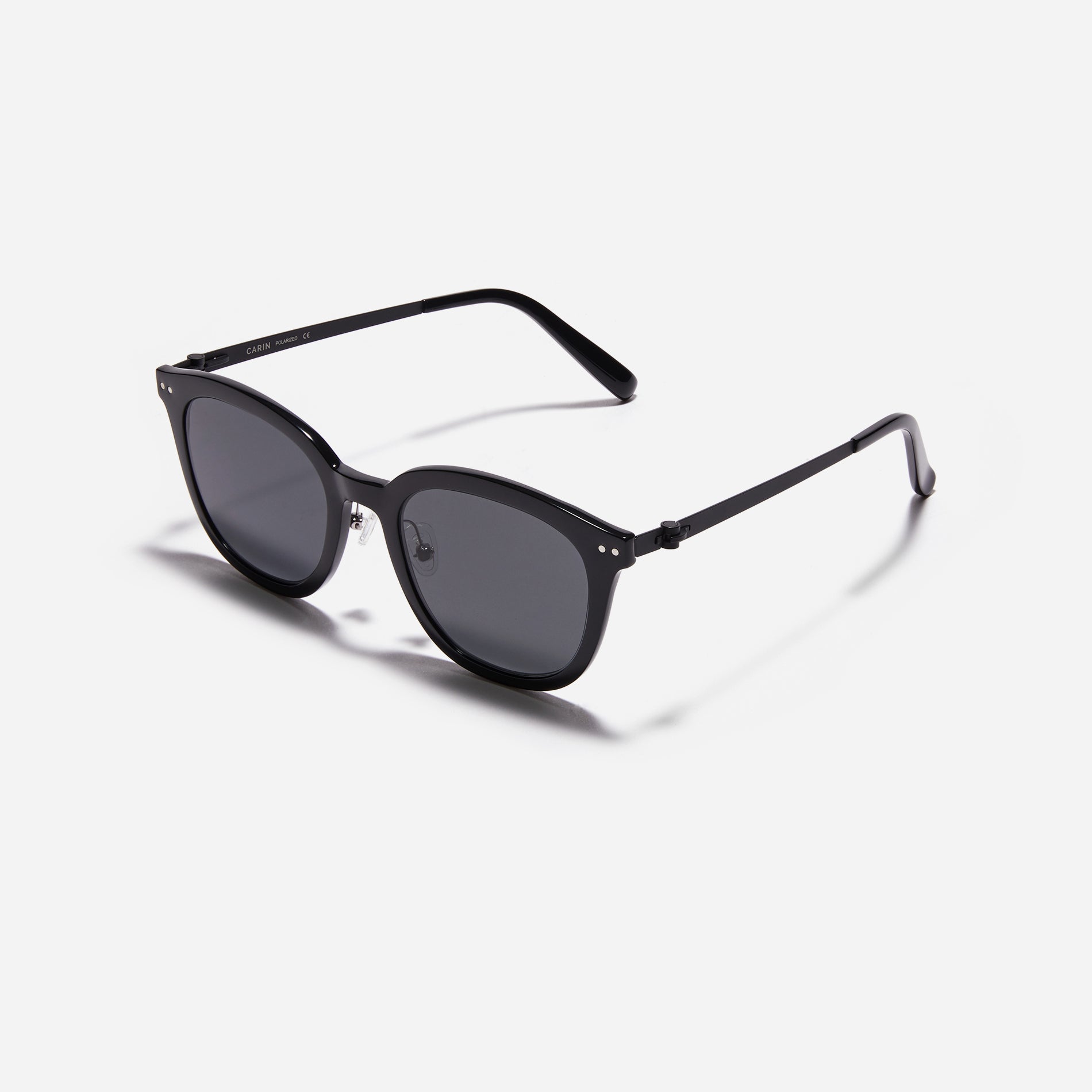 Square-shaped Boston sunglasses from the POLARIZED line. Crafted from lightweight and robust bio-plastic, the frame prevents slipping and offers enduring comfort with CARIN's patented screwless hinges.