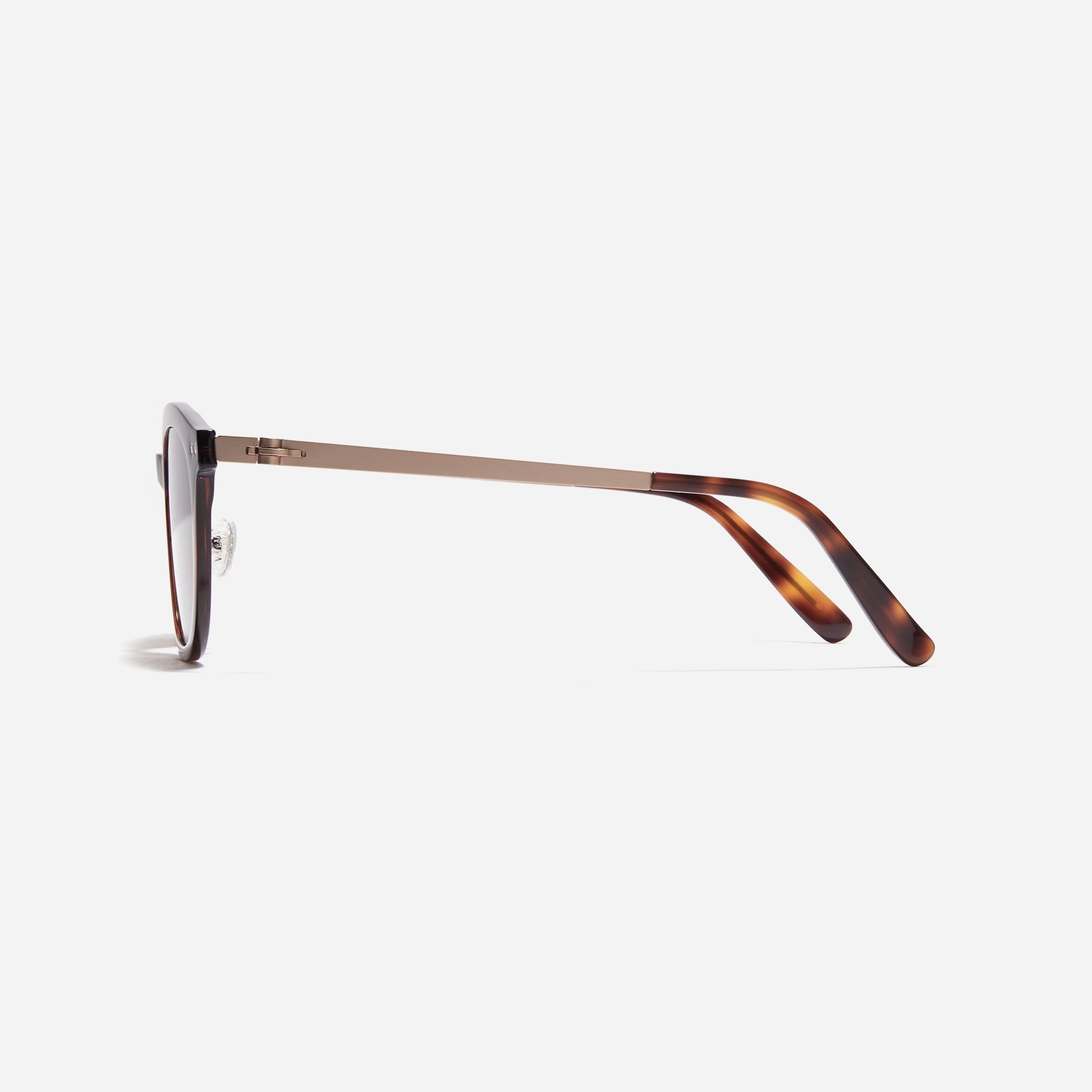 Square-shaped Boston sunglasses from the POLARIZED line. Crafted from lightweight and robust bio-plastic, the frame prevents slipping and offers enduring comfort with CARIN's patented screwless hinges.