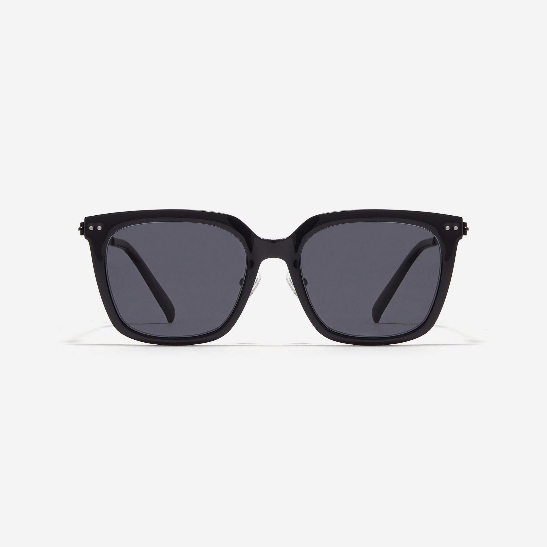 Oversized square-shaped sunglasses from the POLARIZED line. Crafted from lightweight and robust bio-plastic, the frame prevents slipping and offers enduring comfort with CARIN's patented screwless hinges.