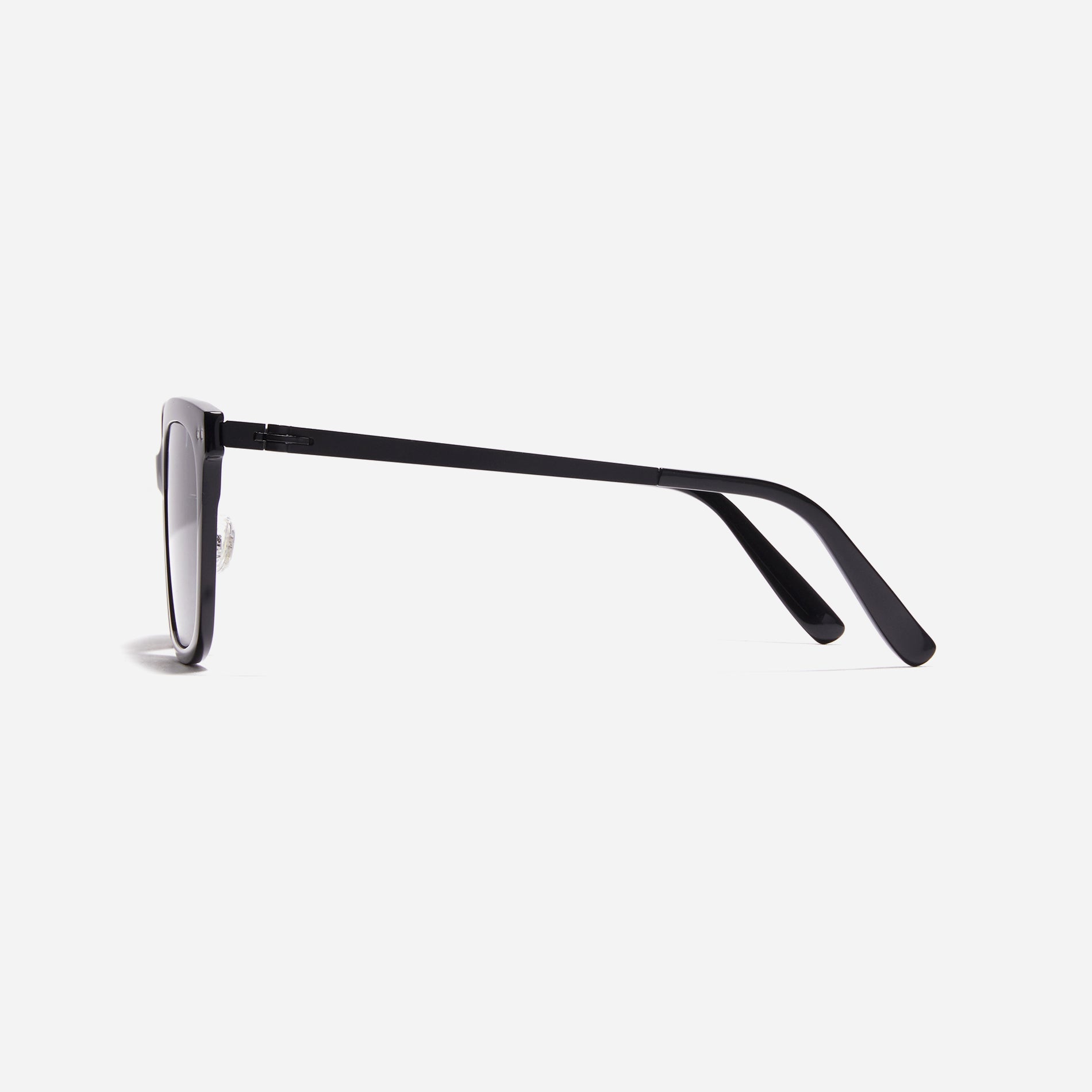 Oversized square-shaped sunglasses from the POLARIZED line. Crafted from lightweight and robust bio-plastic, the frame prevents slipping and offers enduring comfort with CARIN's patented screwless hinges.
