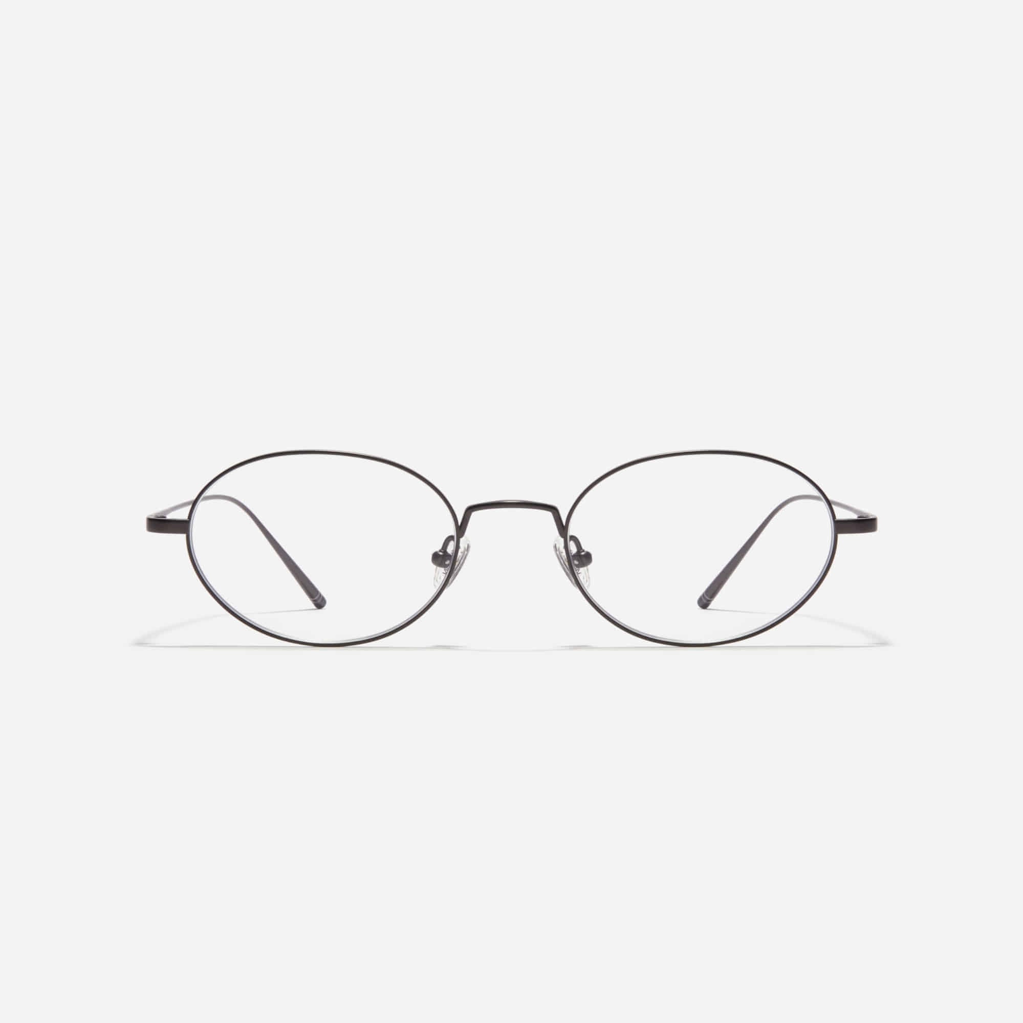 Gus O is an oval full-metal optical frame featuring a dual-rim construction, making it ideal for high-prescription lenses. Crafted from pure titanium, it offers a lightweight and comfortable fit.