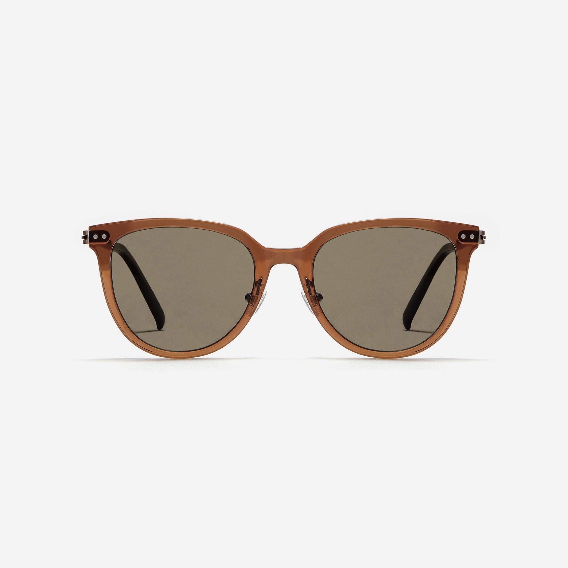 Round-shaped polarized sunglasses, representing CARIN’s POLARIZED line. Crafted from lightweight and durable bio-plastic to prevent slipping.