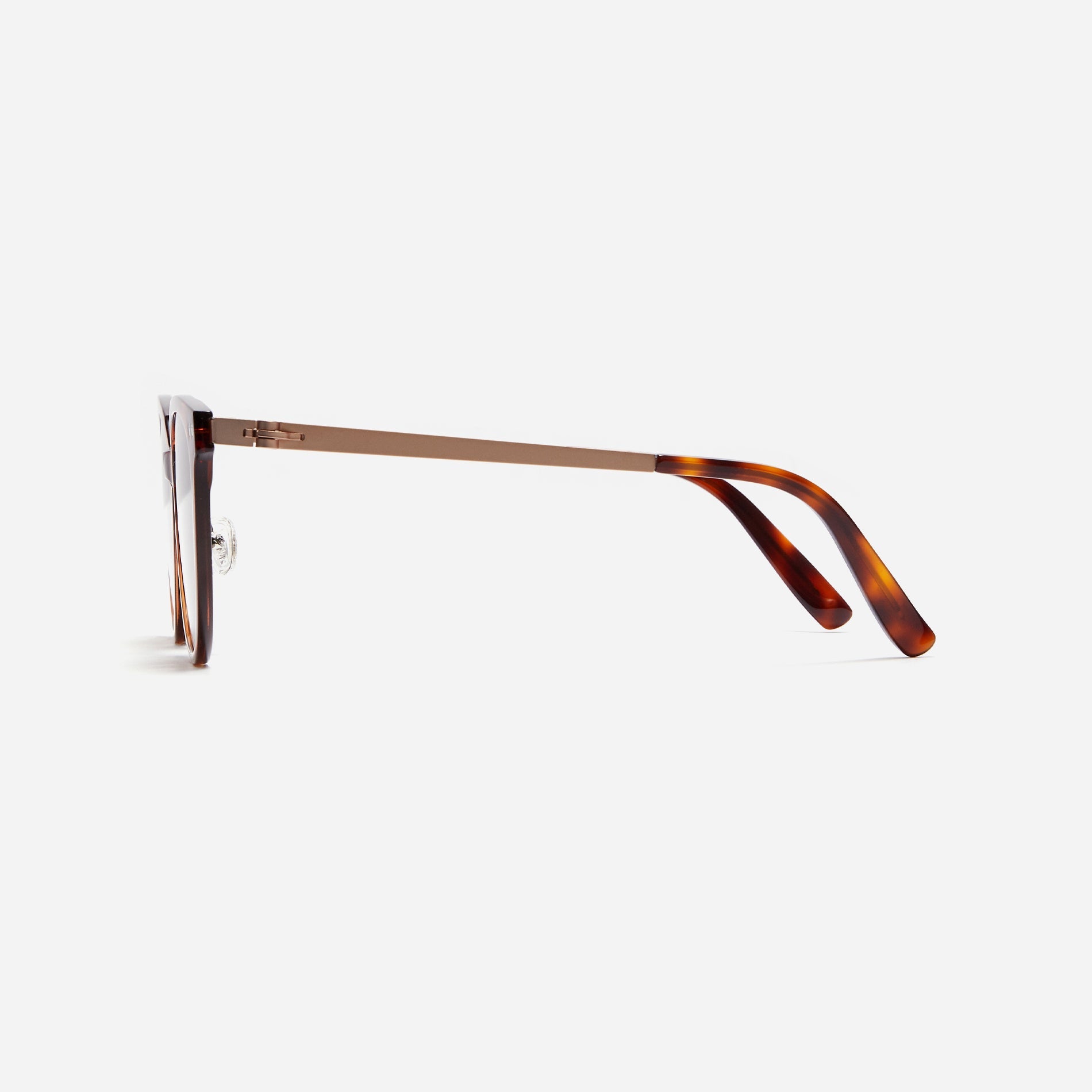 Round-shaped polarized sunglasses, representing CARIN’s POLARIZED line. Crafted from lightweight and durable bio-plastic to prevent slipping.