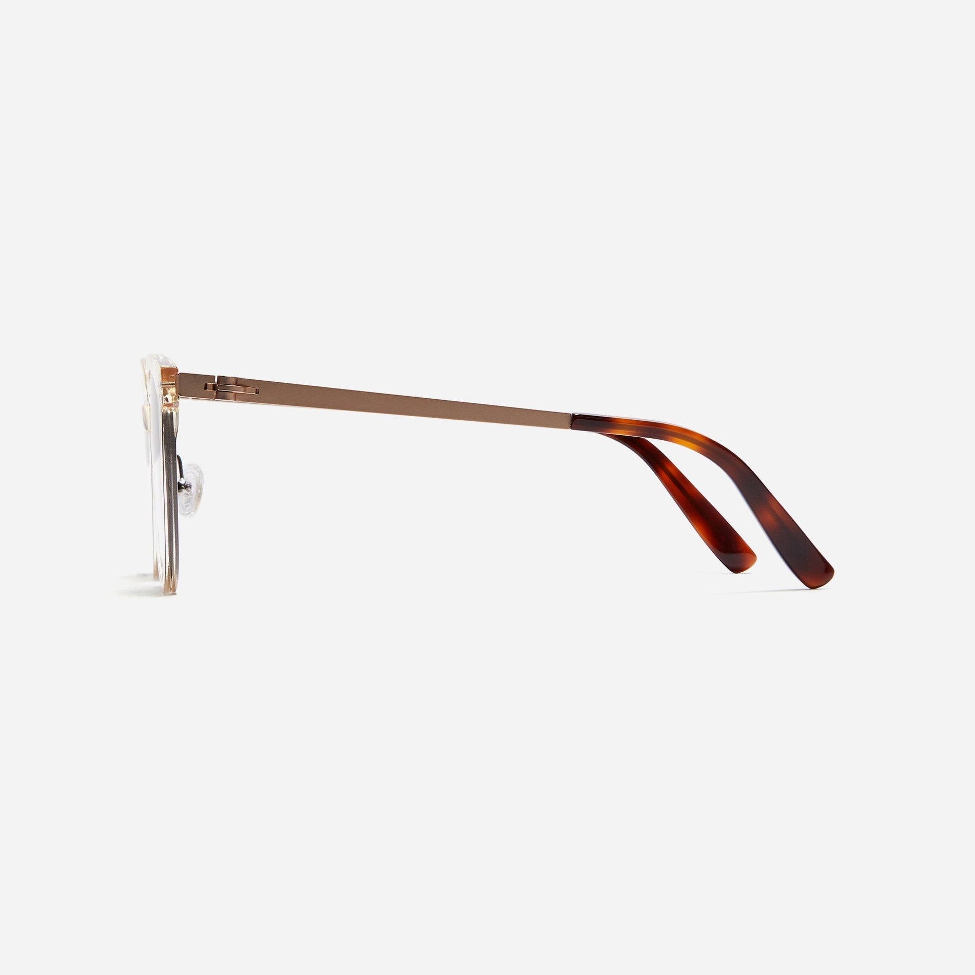 Round-shaped polarized sunglasses, representing CARIN’s POLARIZED line. Crafted from lightweight and durable bio-plastic to prevent slipping.