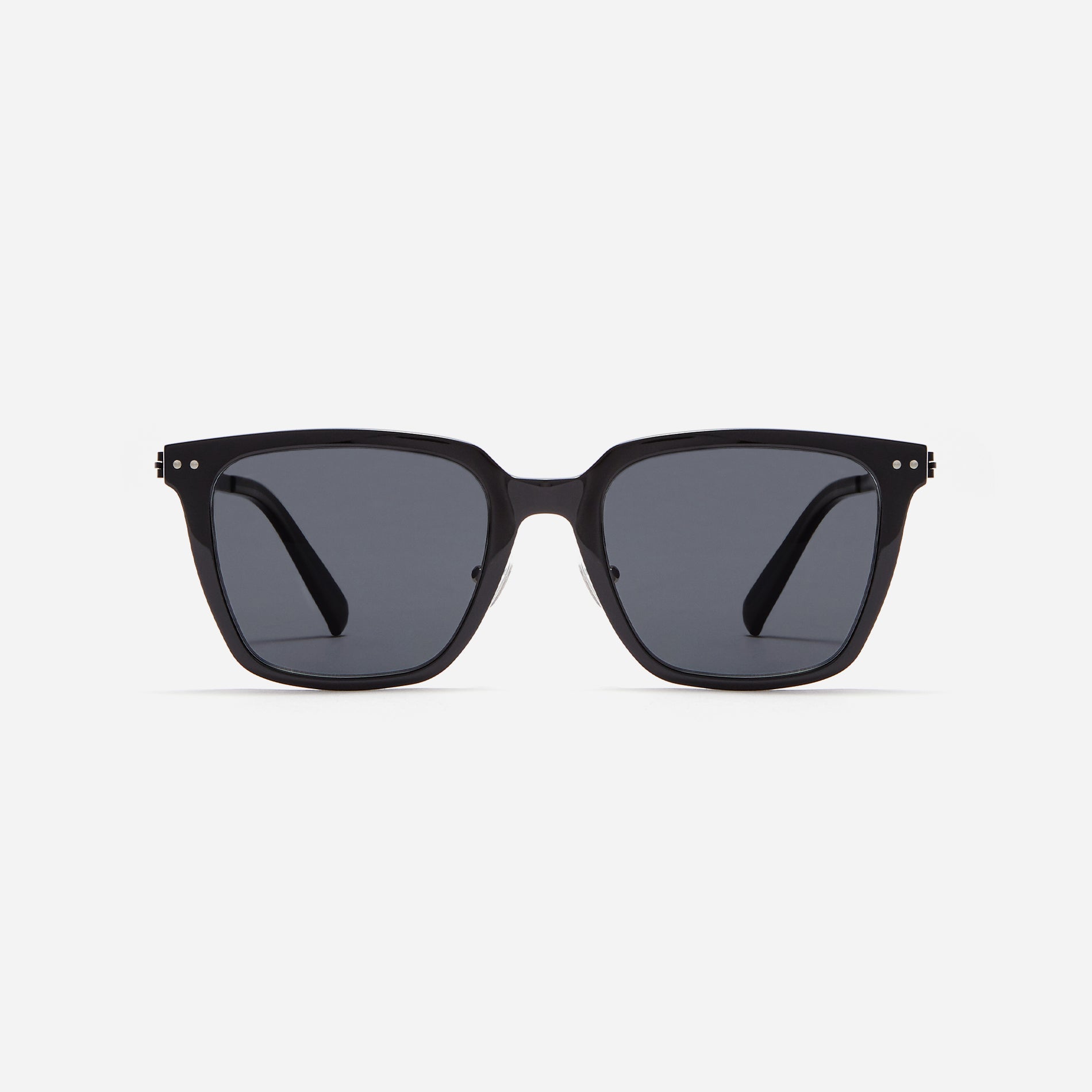 Square-shaped polarized sunglasses, representing CARIN’s POLARIZED line. Crafted from lightweight and durable bio-plastic to prevent slipping